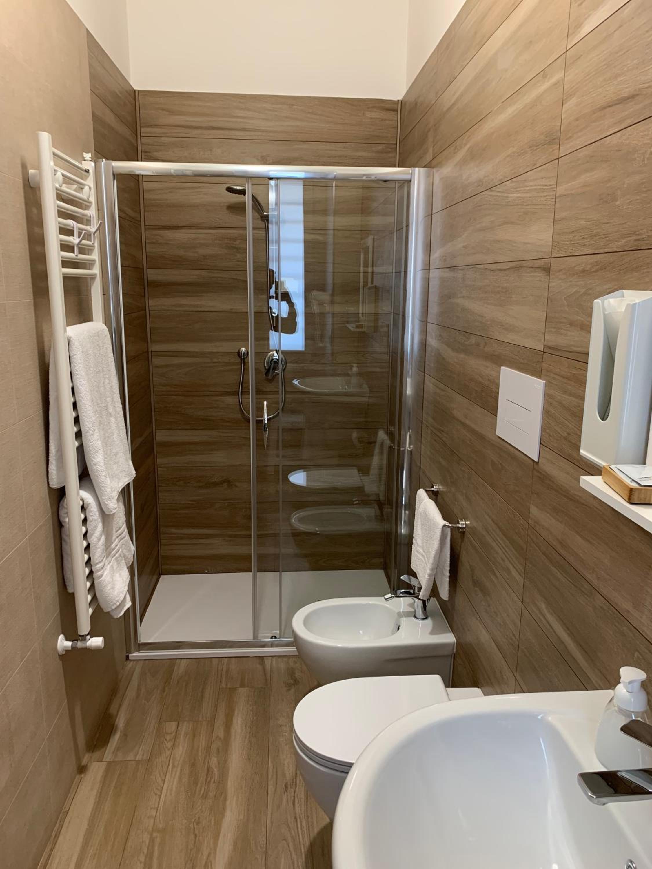 Double Room with Private Bathroom - Photo 2
