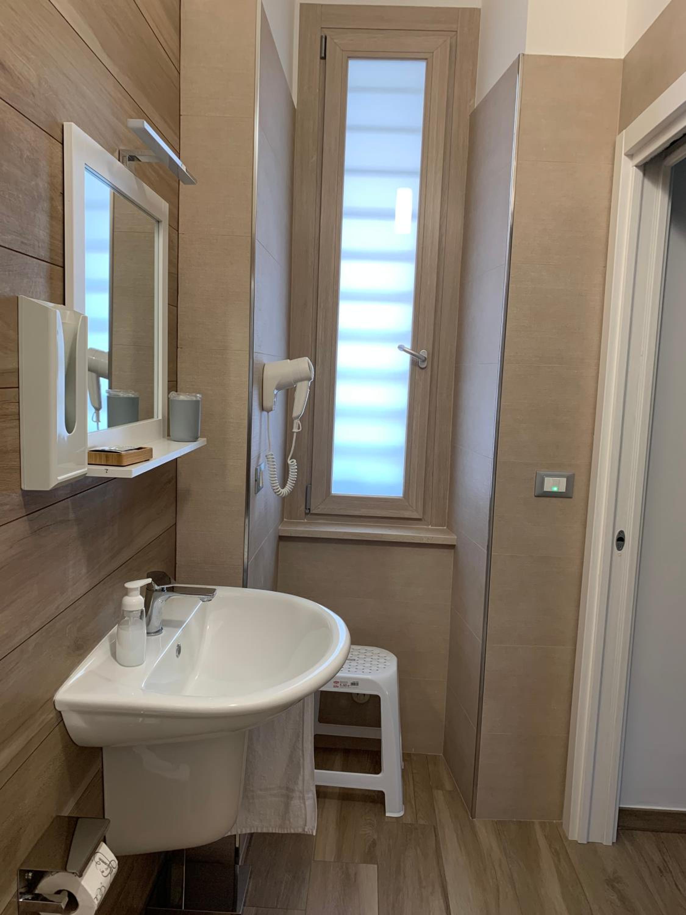 Double Room with Private Bathroom - Photo 3