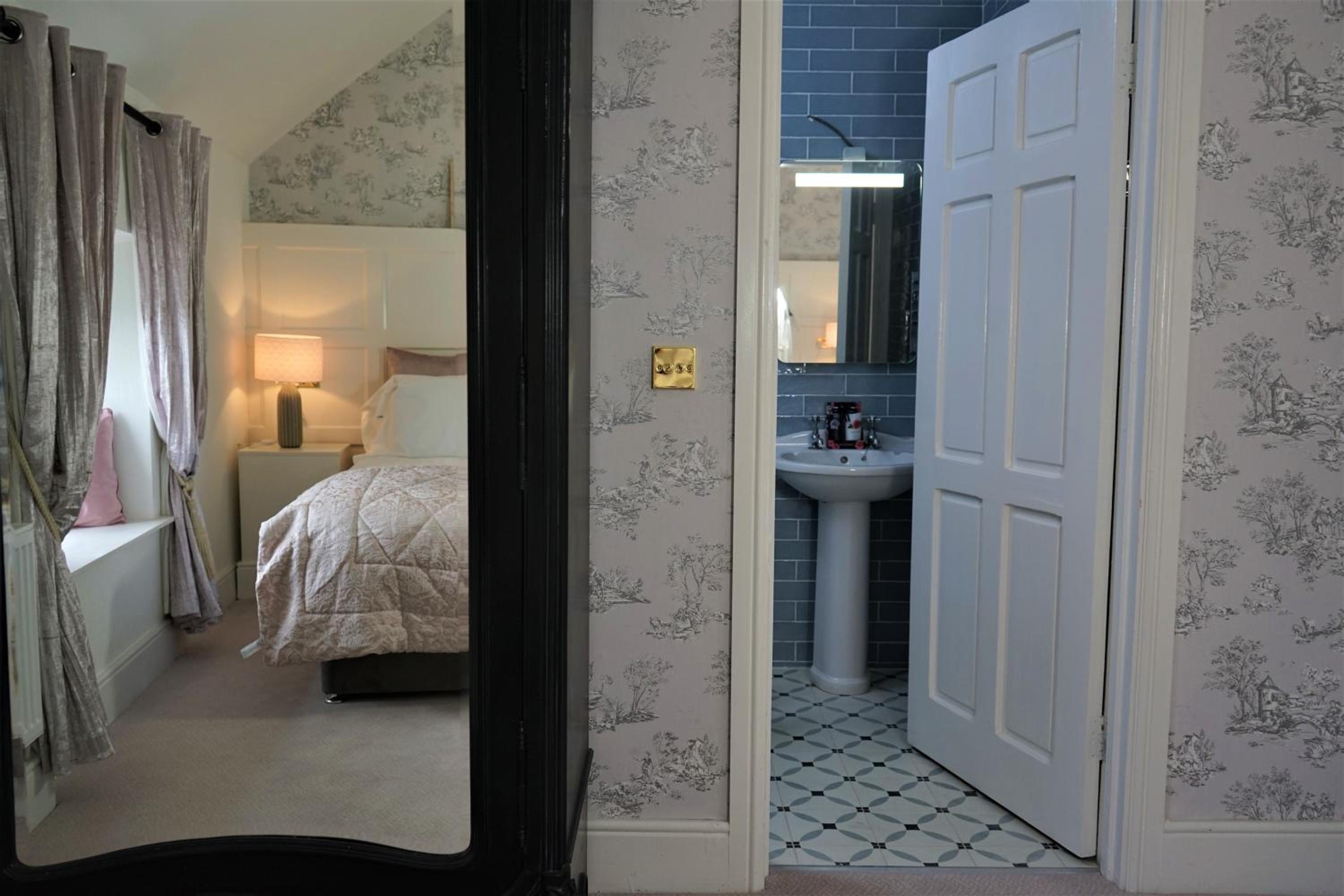 Superior King Room - Photo 8