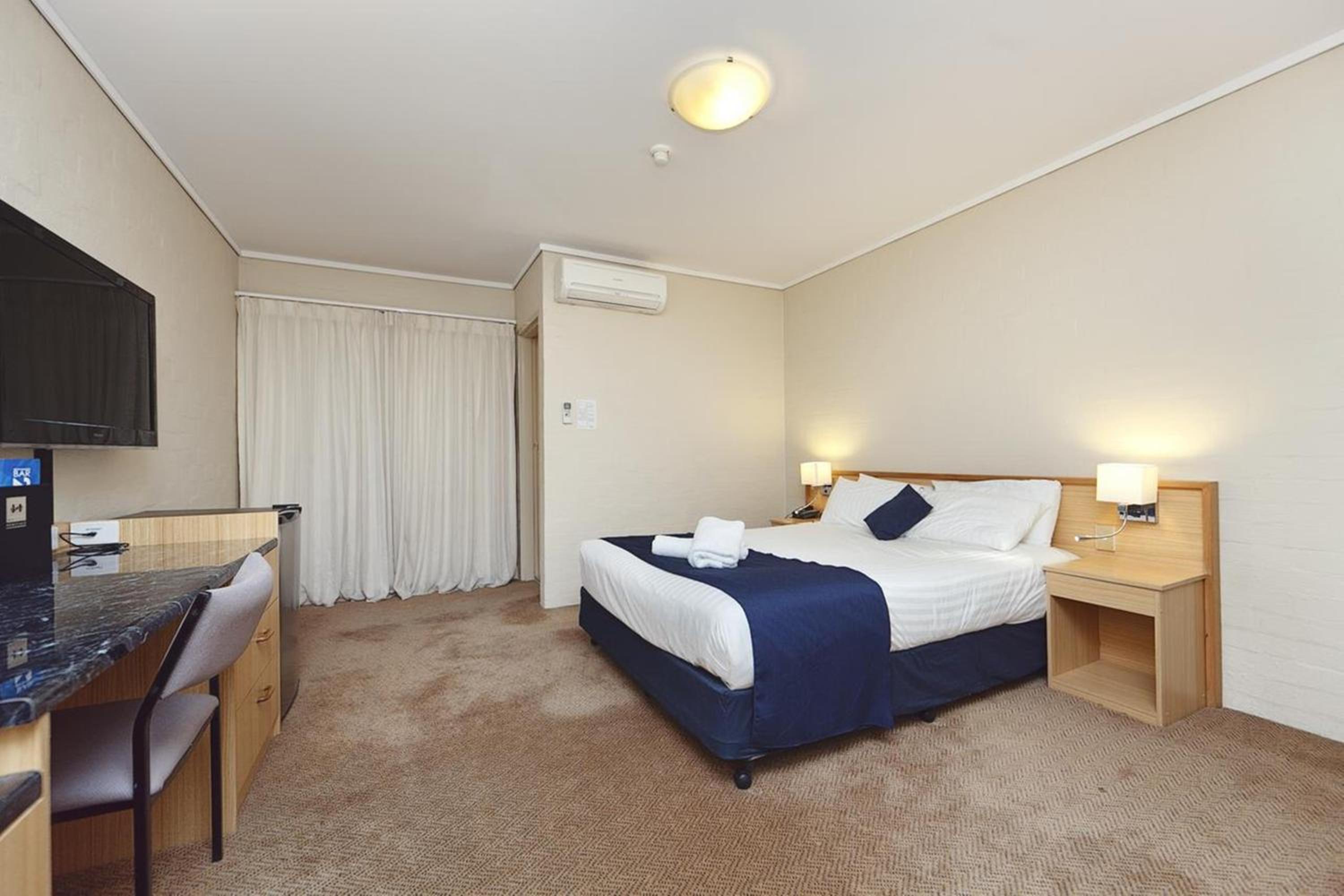 Standard Queen Room - Photo 12