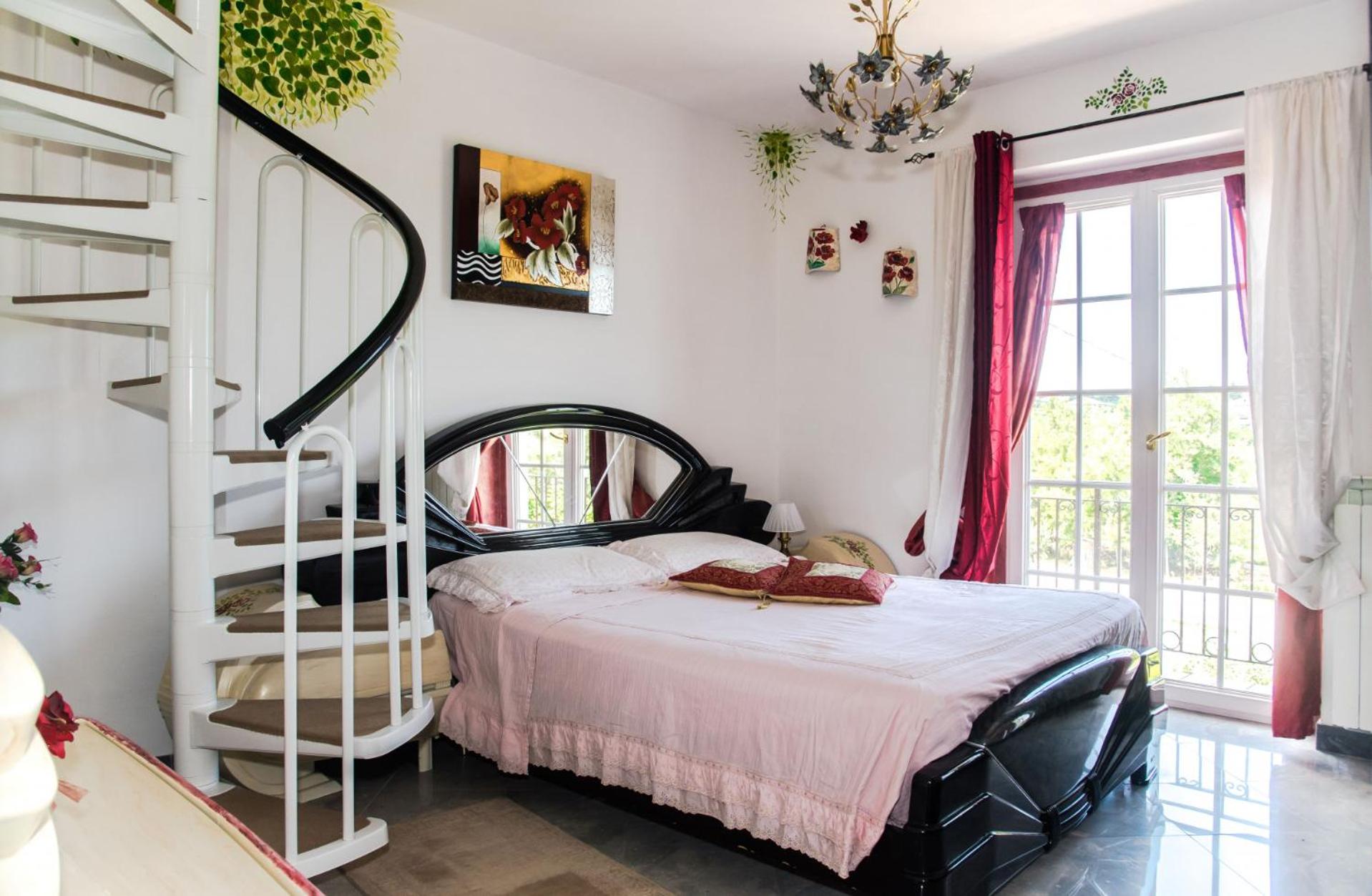 King Room with Balcony - Photo 6