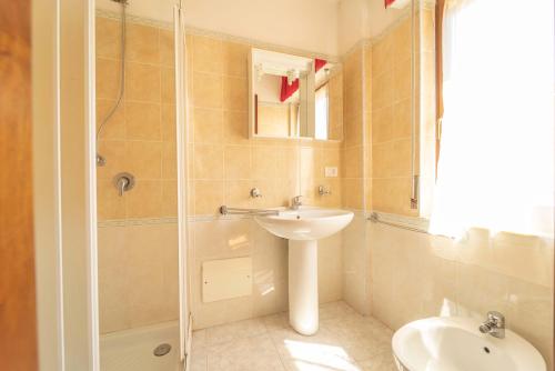Twin Room with Private Bathroom photo 2