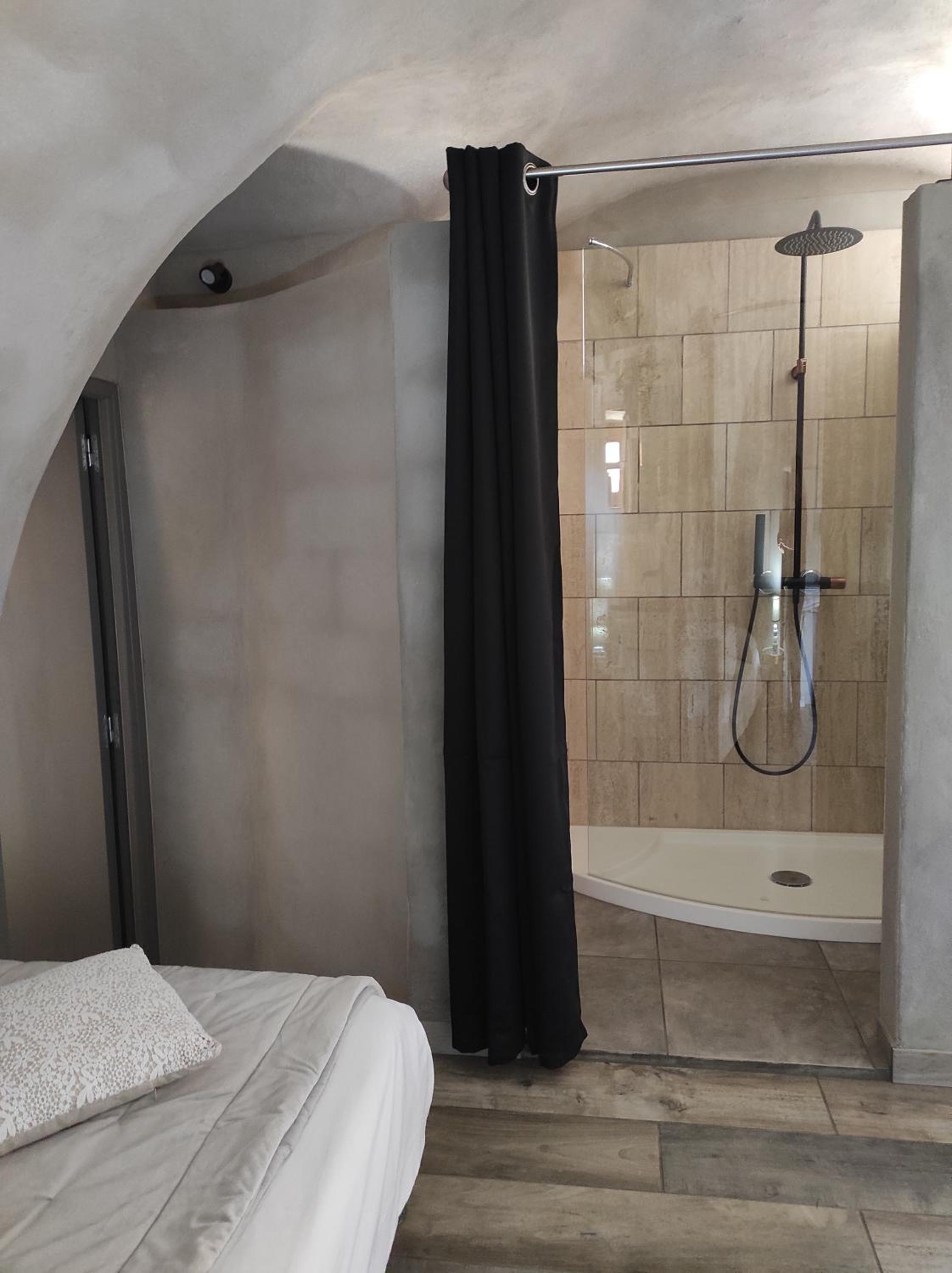 Double Room with Private Bathroom - Photo 4
