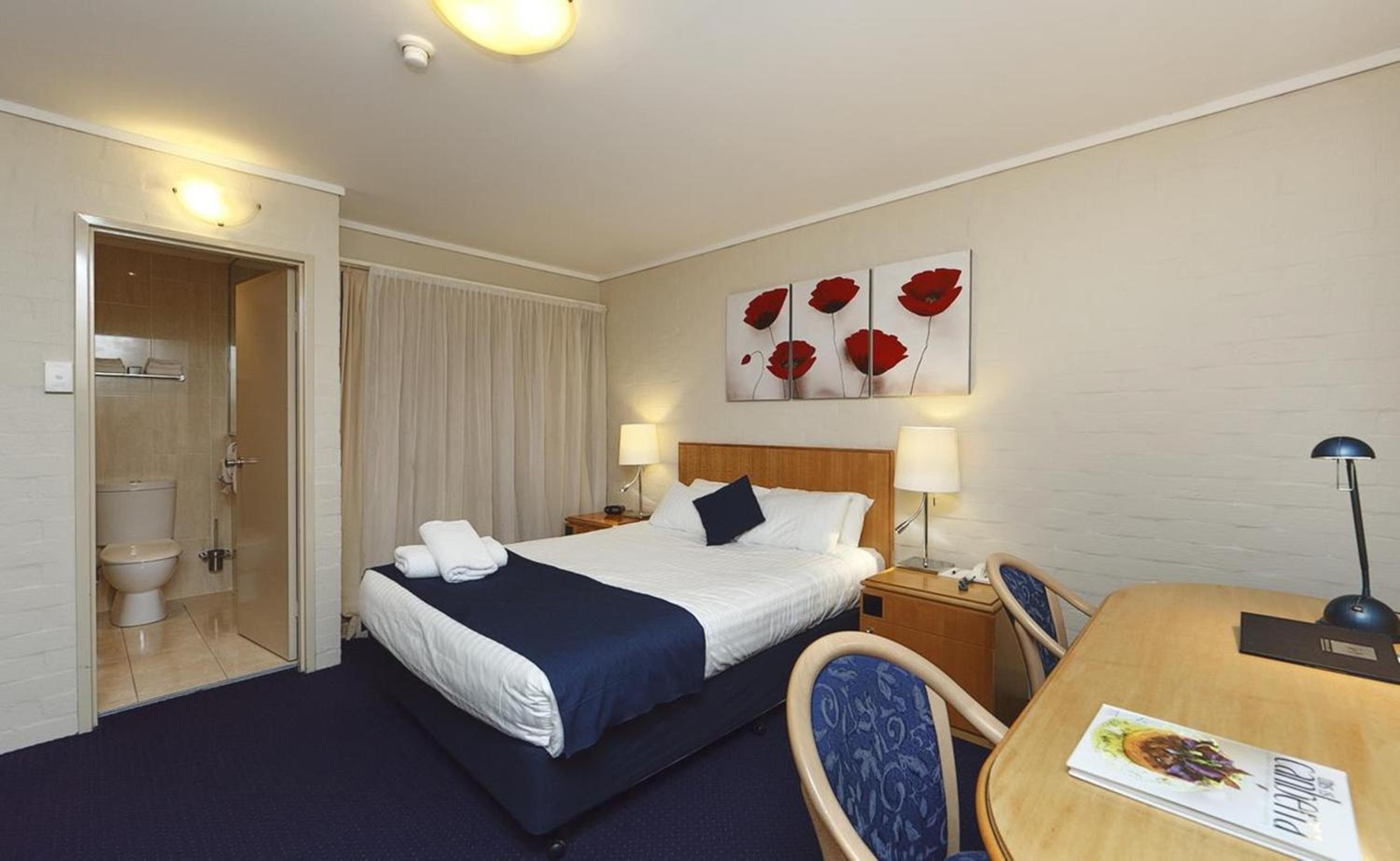 Standard Queen Room - Photo 10