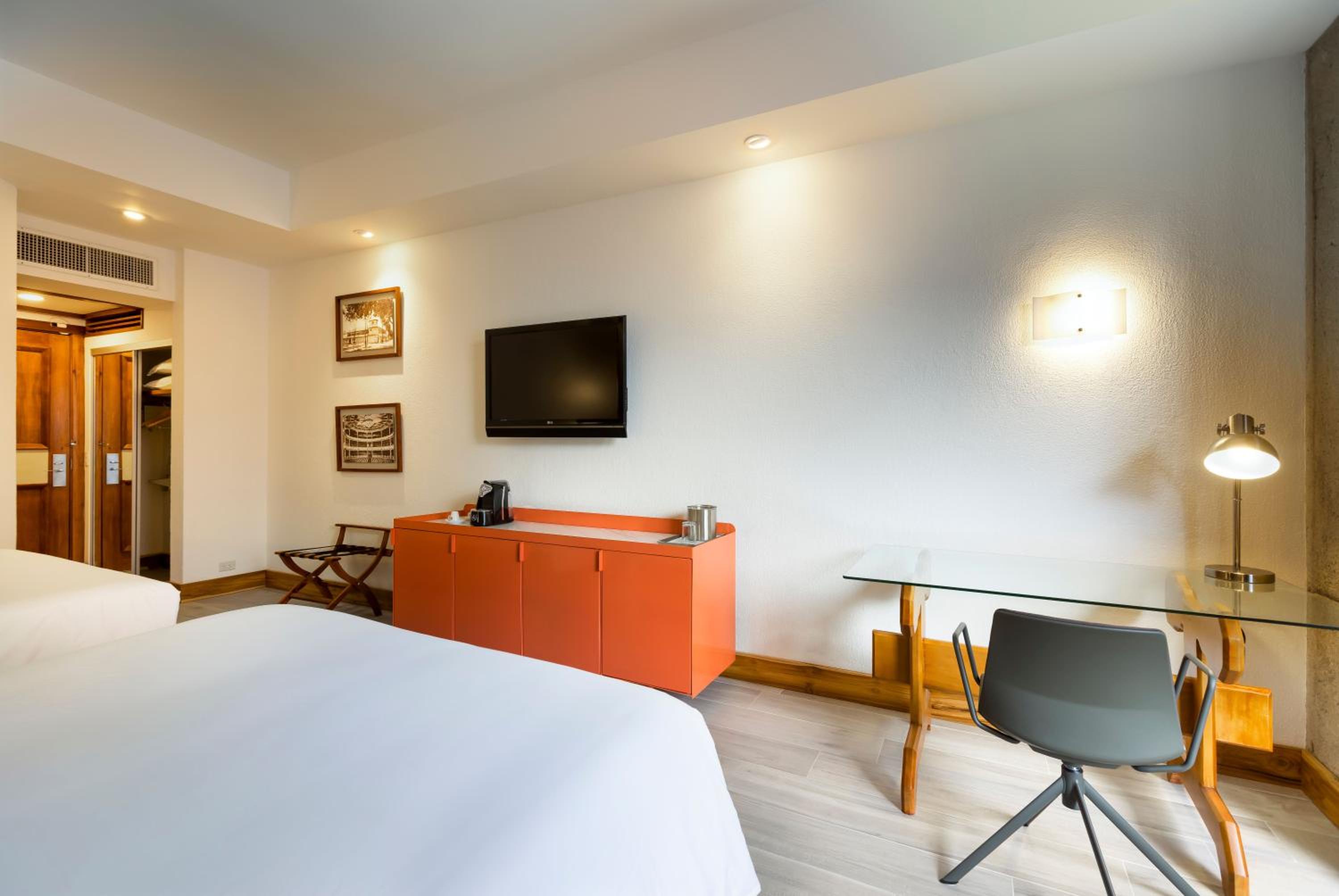 STANDARD 2 DOUBLE BEDS