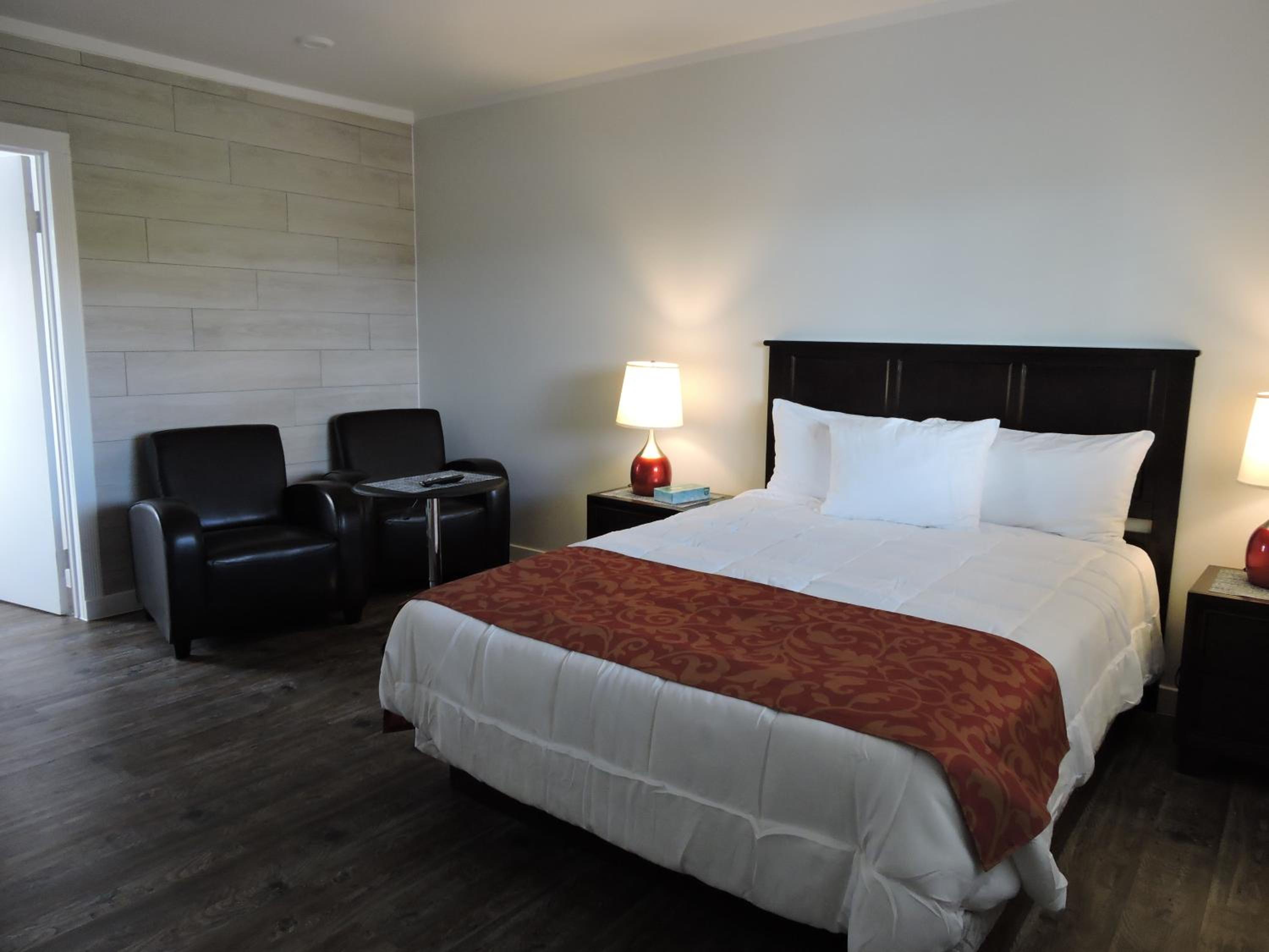 Deluxe Queen Suite photo 1