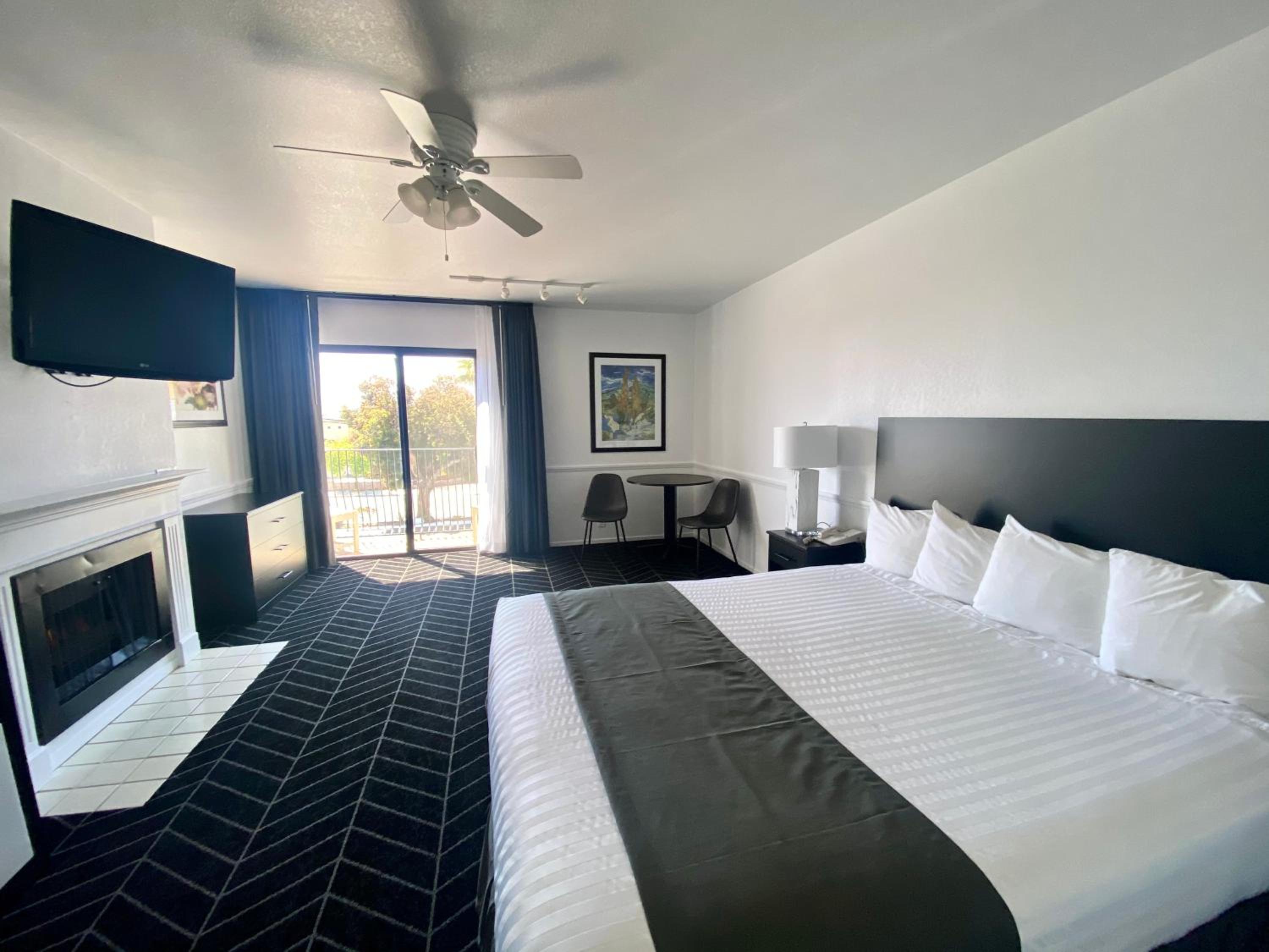 Deluxe Room 1 King Bed fireplace and balcony non-smoking photo 3