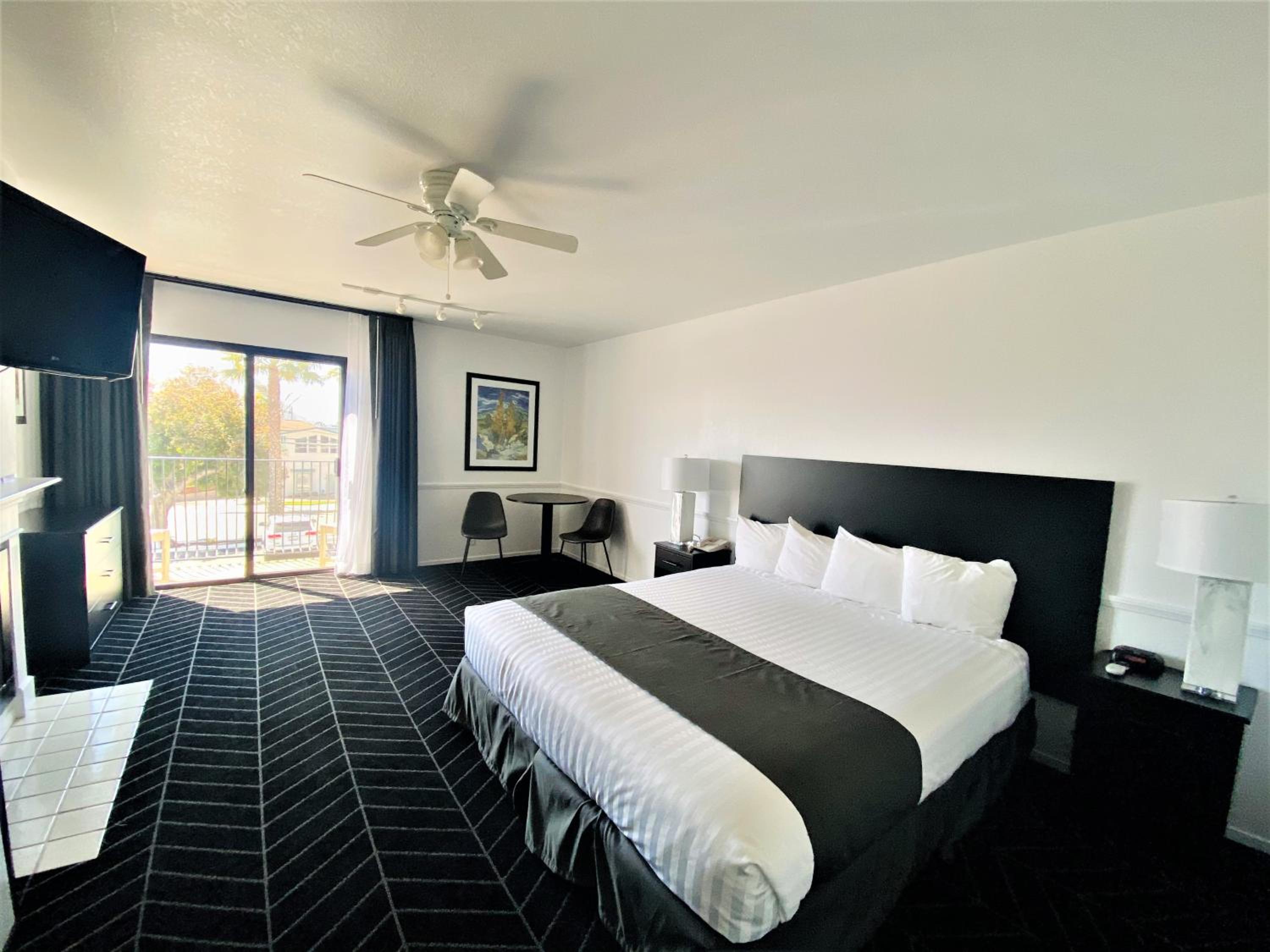 Deluxe Room 1 King Bed fireplace and balcony non-smoking