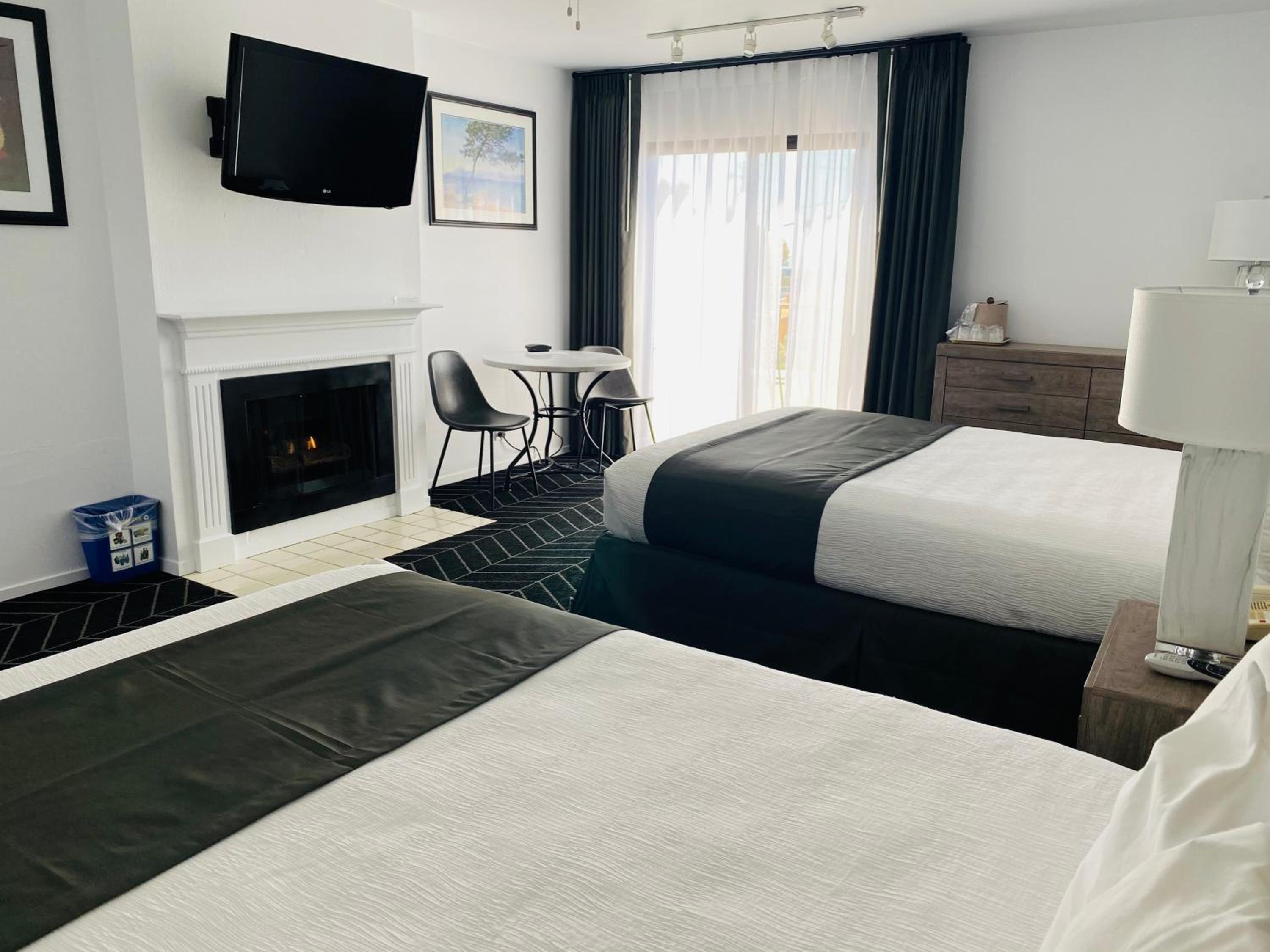 Deluxe Room 2 Queen Beds Fireplace and Balcony Non Smoking