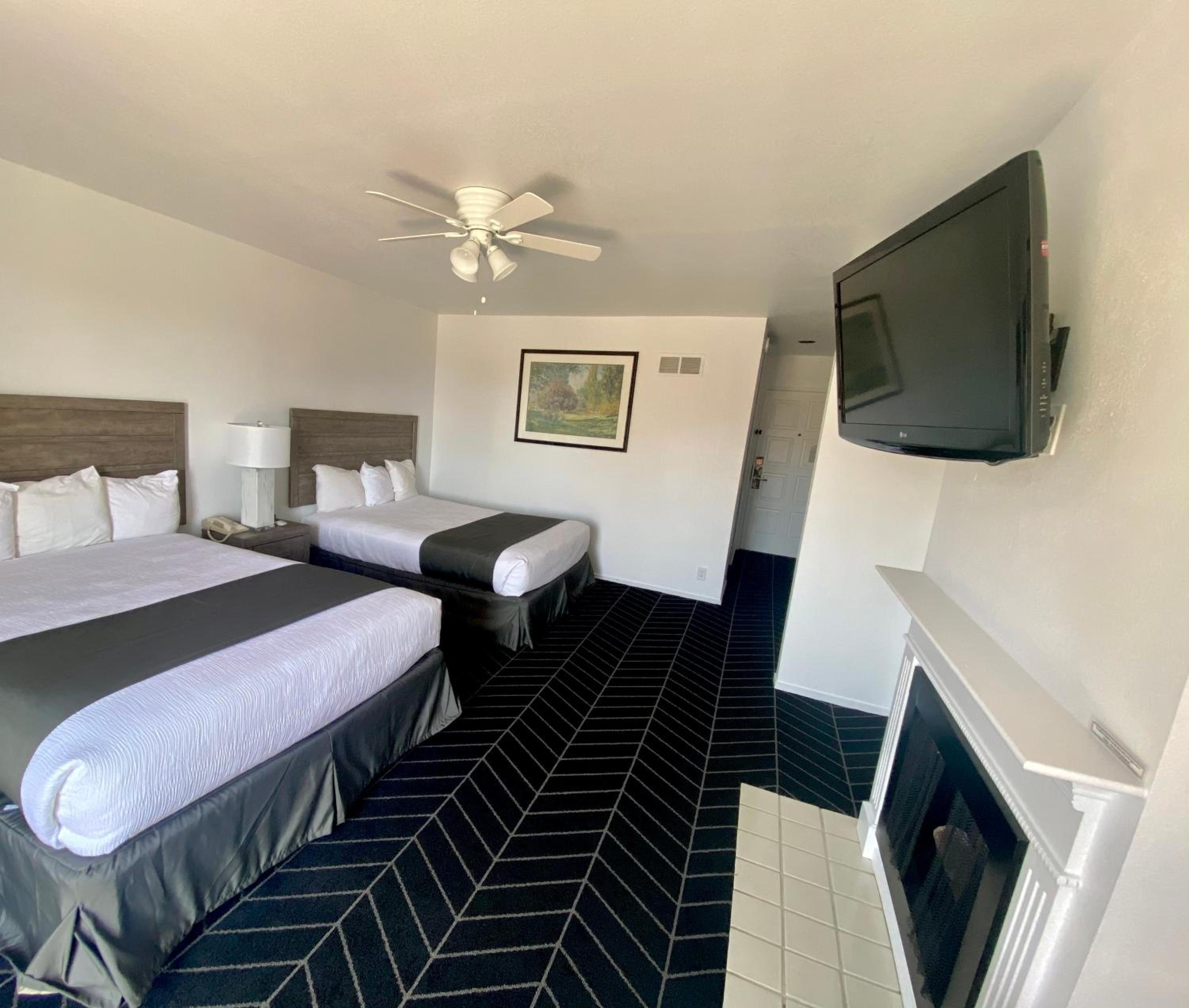 Deluxe Room 2 Queen Beds Fireplace and Balcony Non Smoking  photo 3