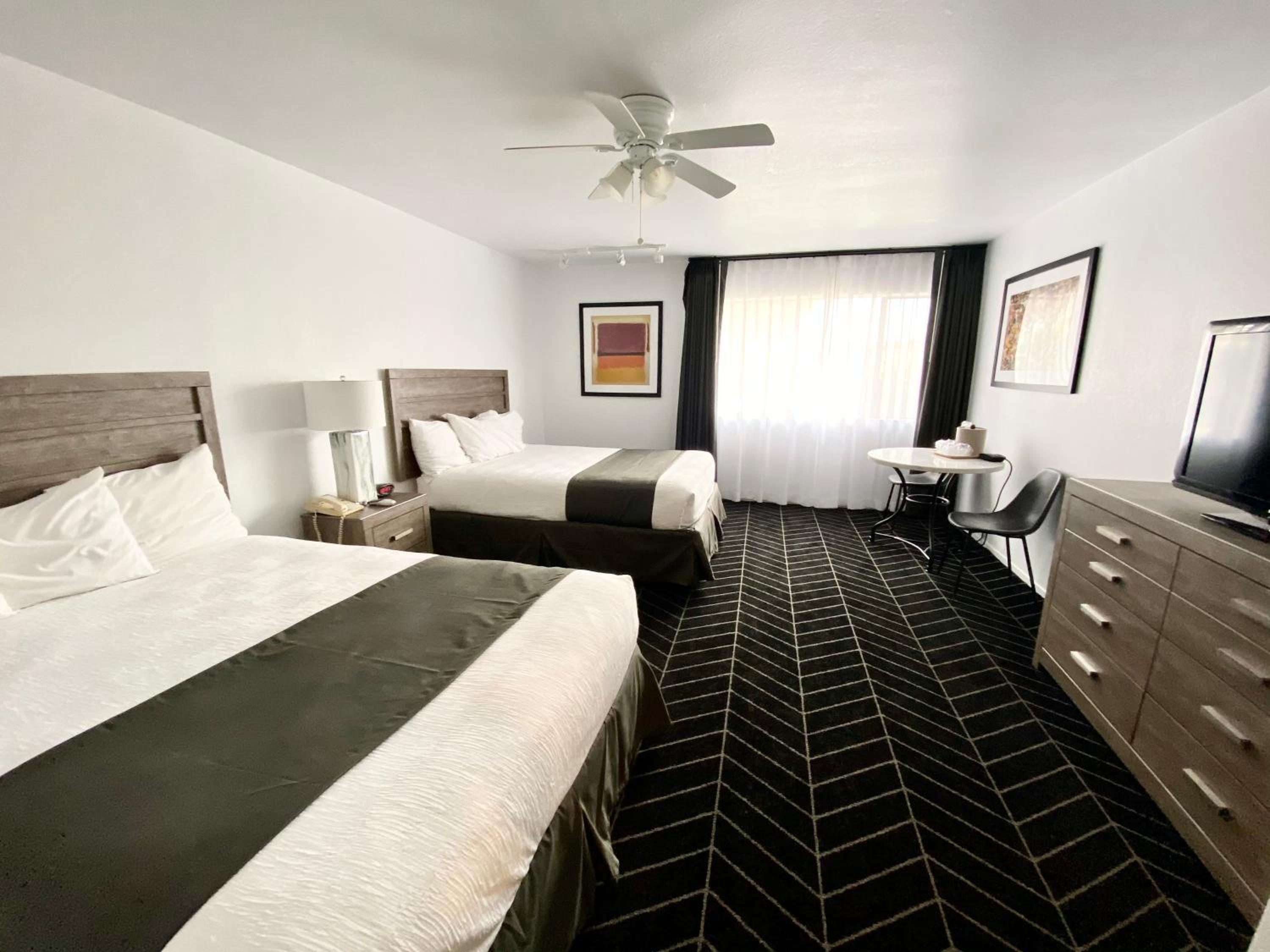 2 Queen Bed Non Smoking Accessible  - Photo 4