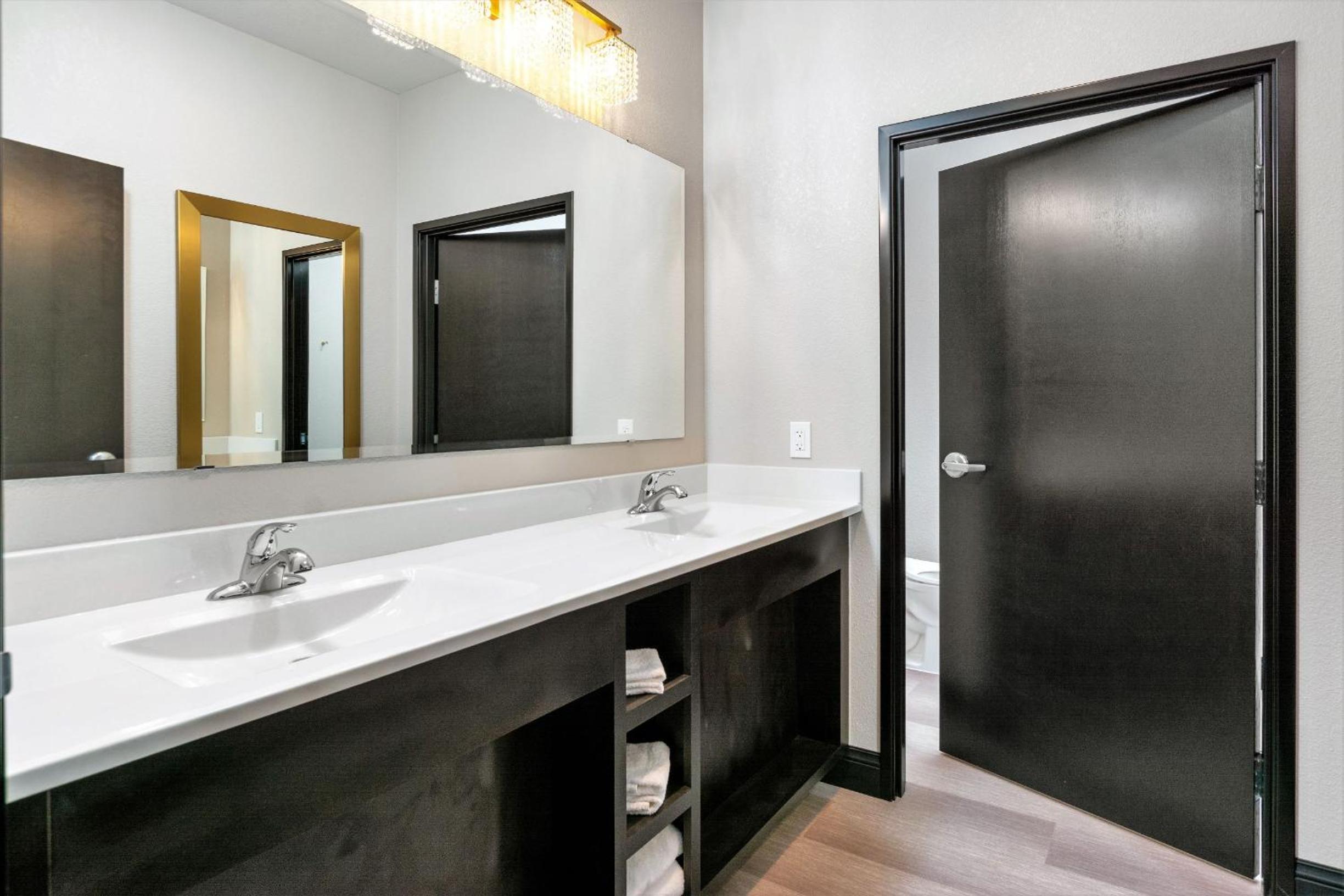 Deluxe King Suite