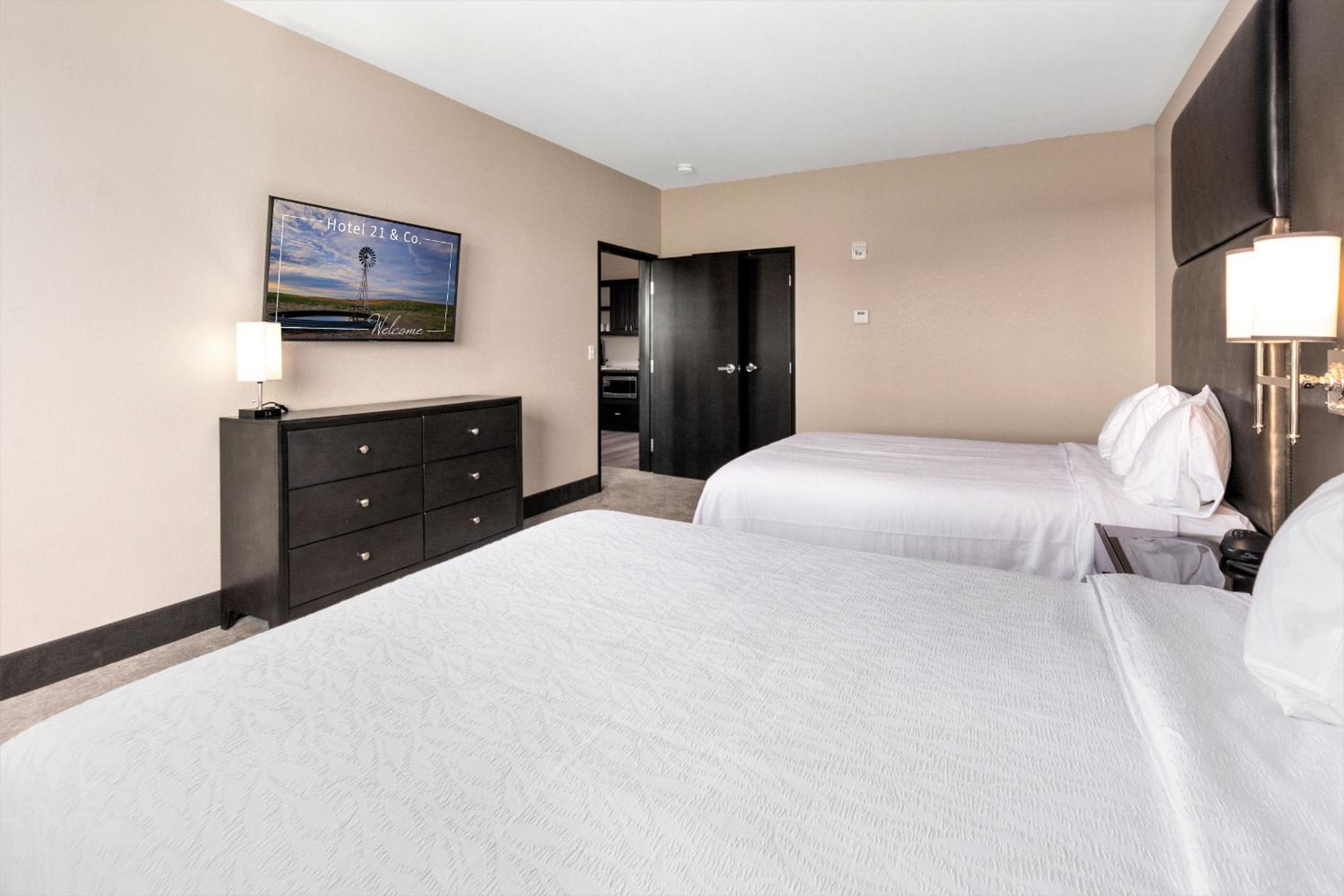 Deluxe Queen Suite