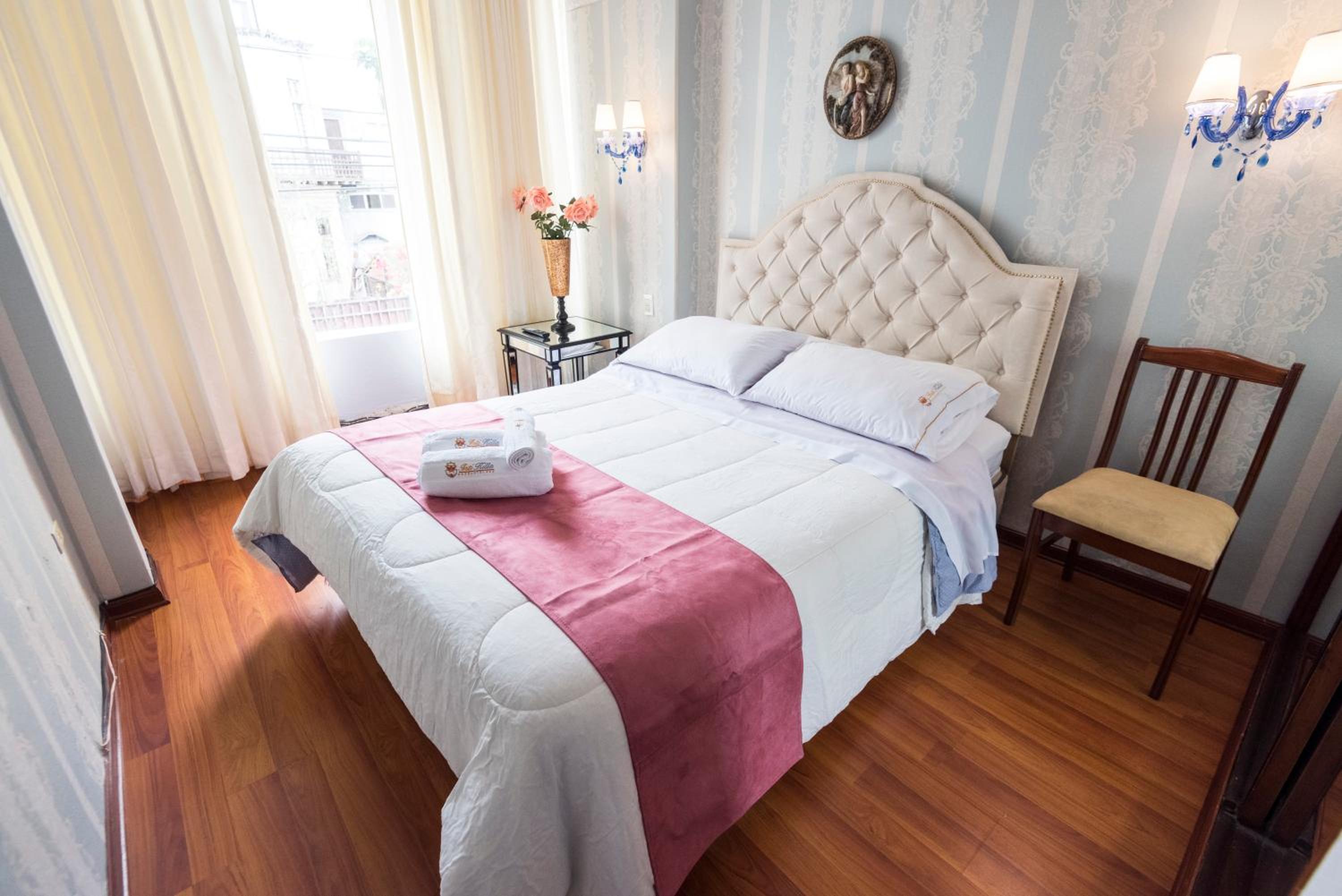 Queen Room photo 2