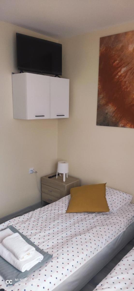 Quadruple Room with Bathroom - Photo 3