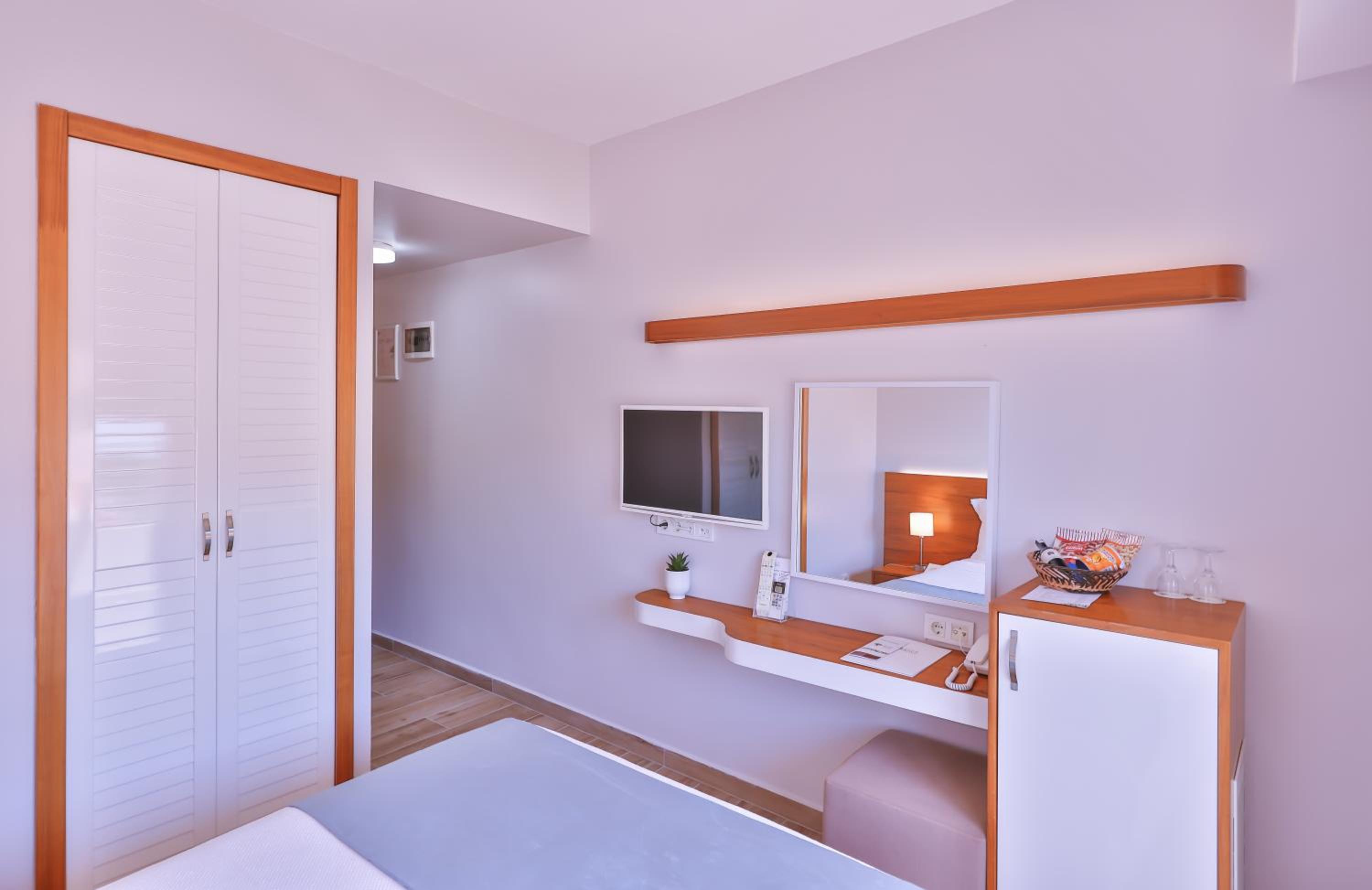 Standard Double Room - Photo 4