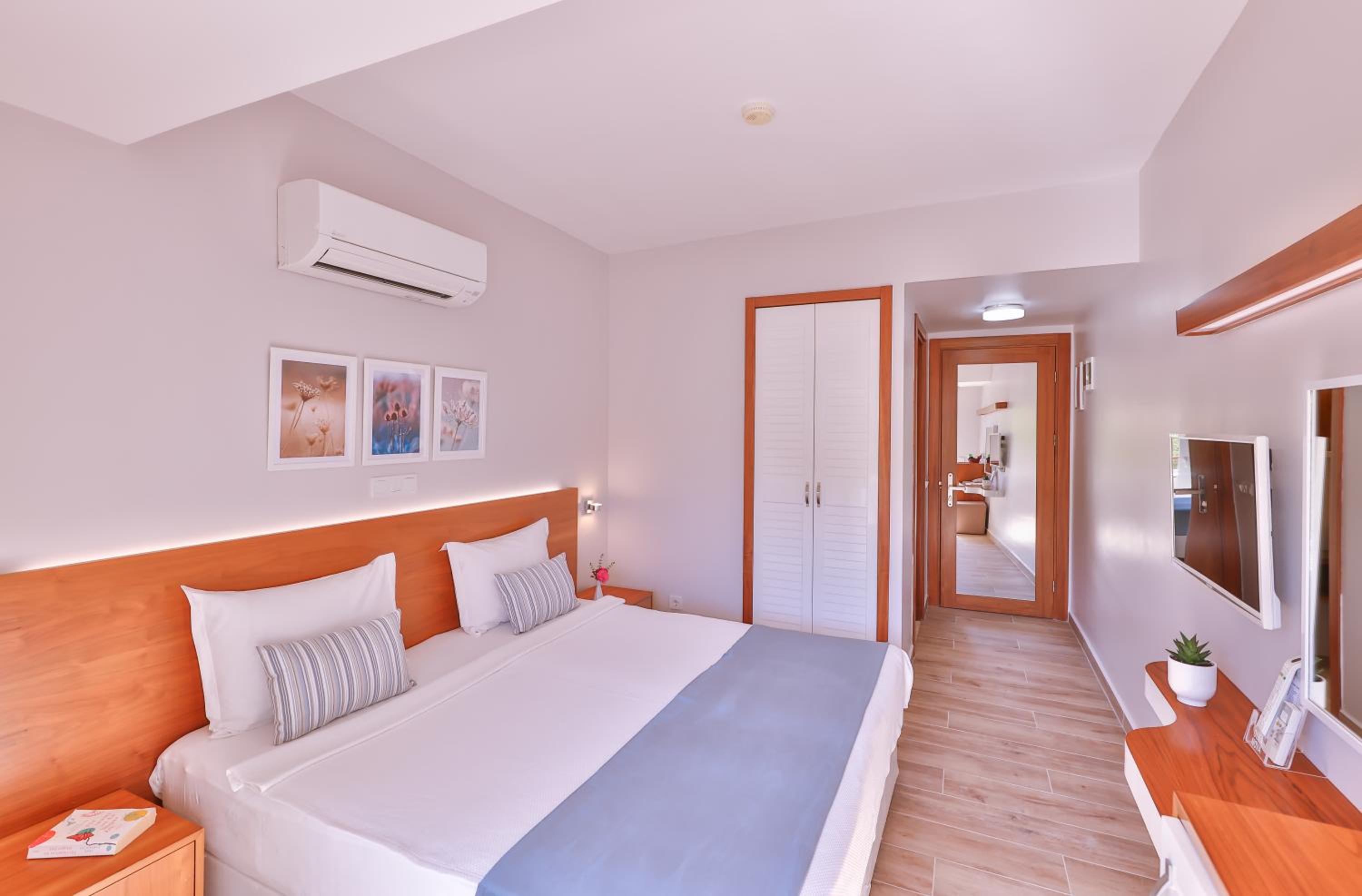 Standard Double Room with Partial Sea View - Photo 1