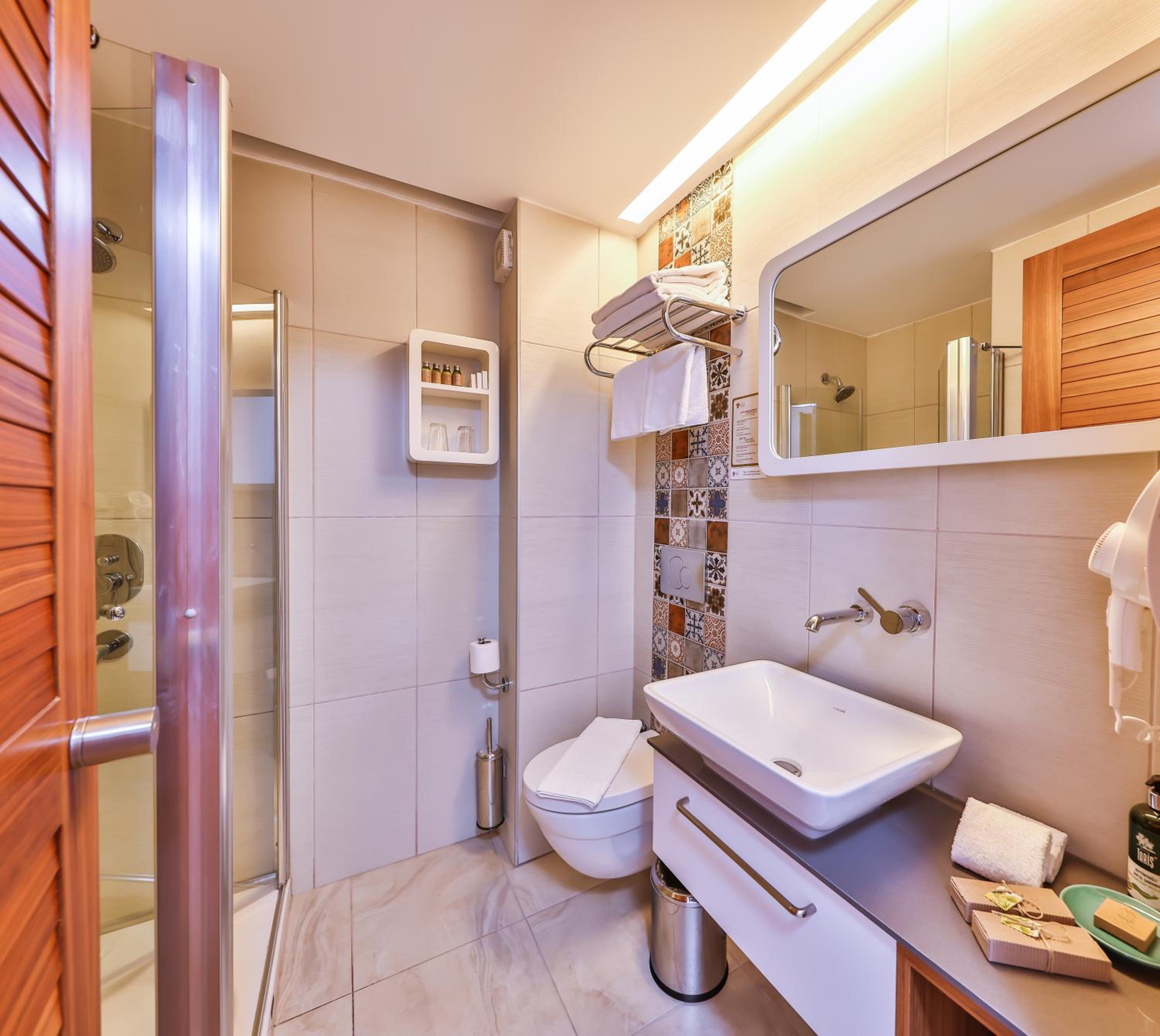 Standard Double Room - Photo 11