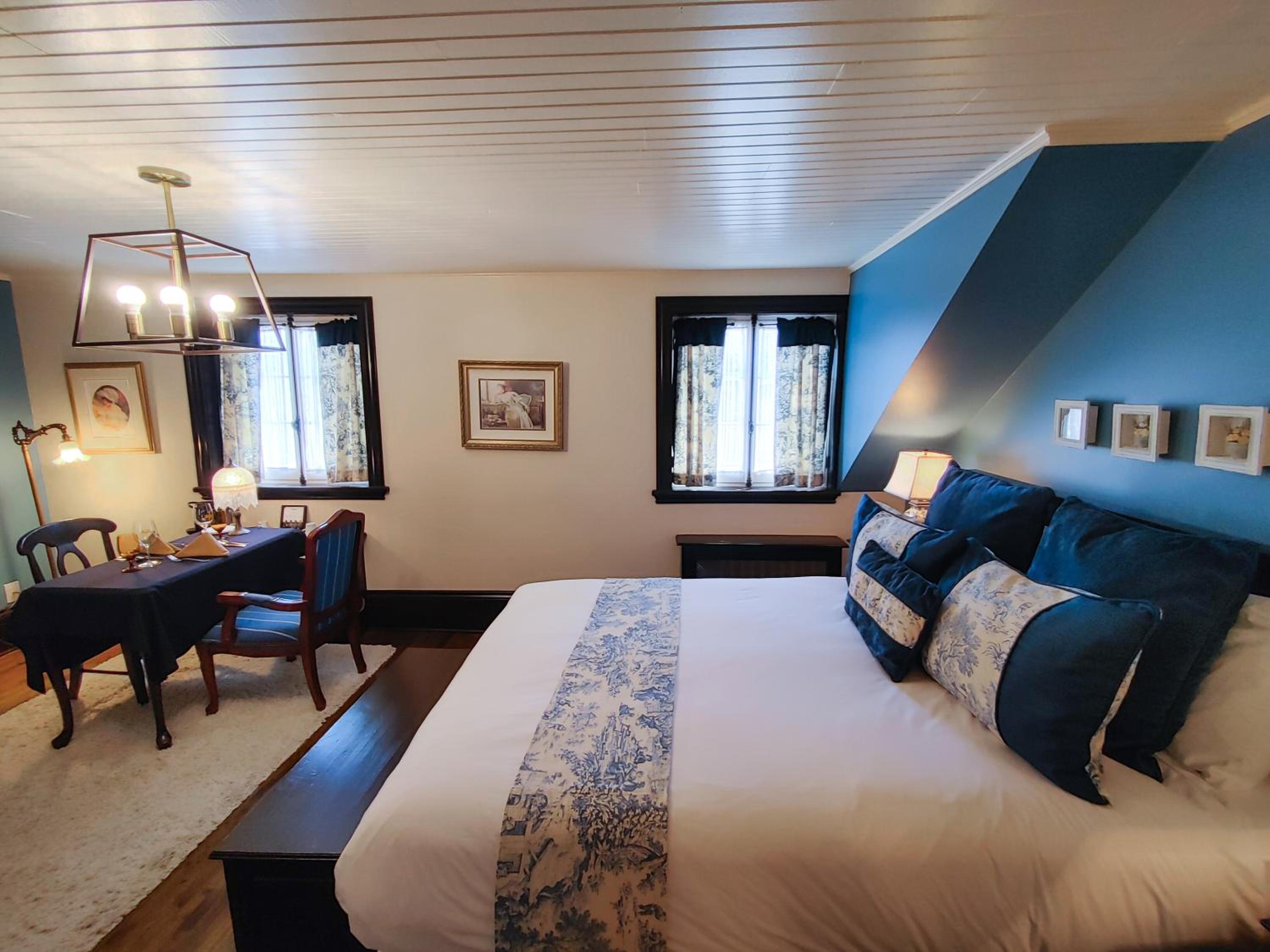 Superior Queen Room - Fourth Floor thumbnail 5