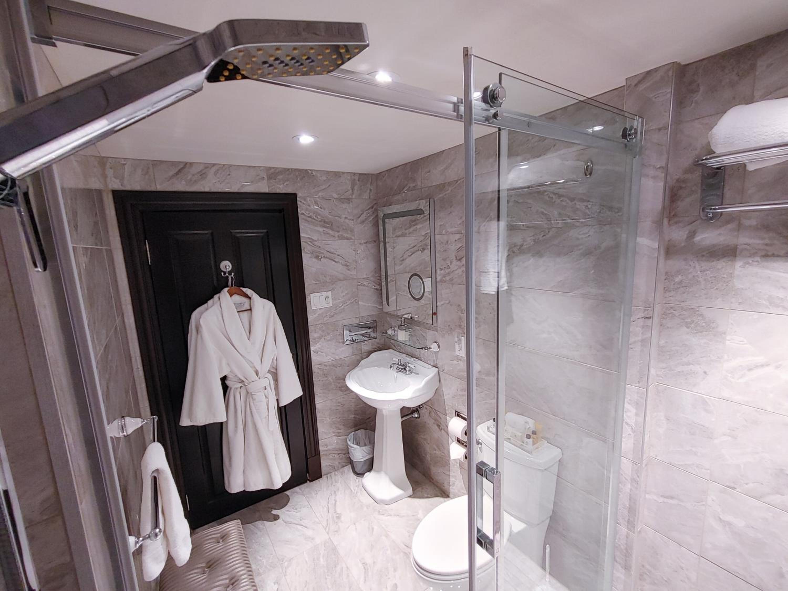 Prestige Queen Room - Lower Floors