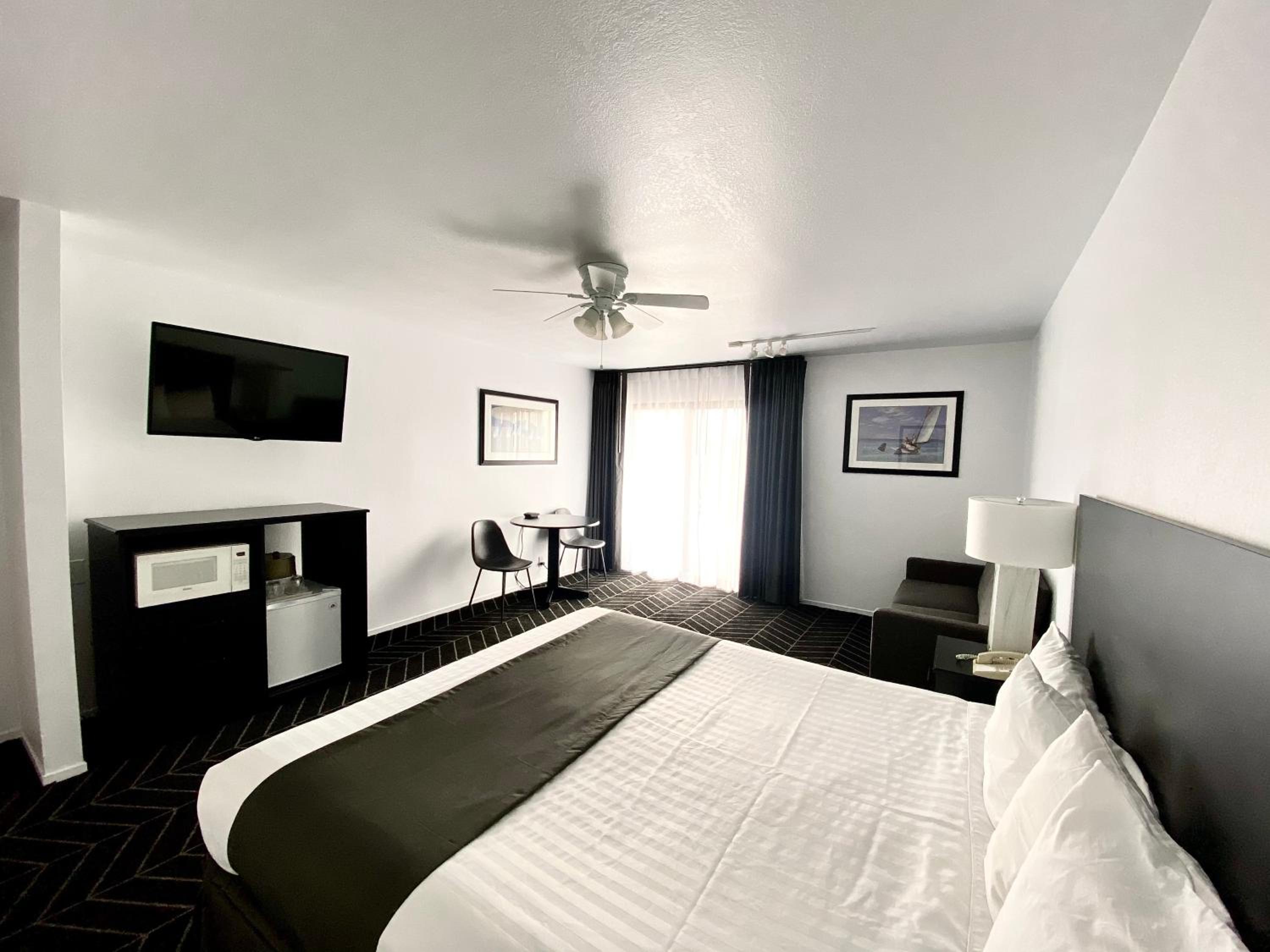 1 King Bed Non Smoking - Photo 7