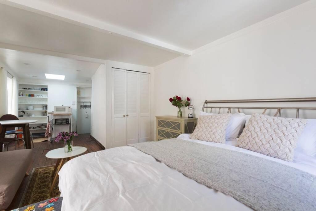 Studio Apartment photo 3