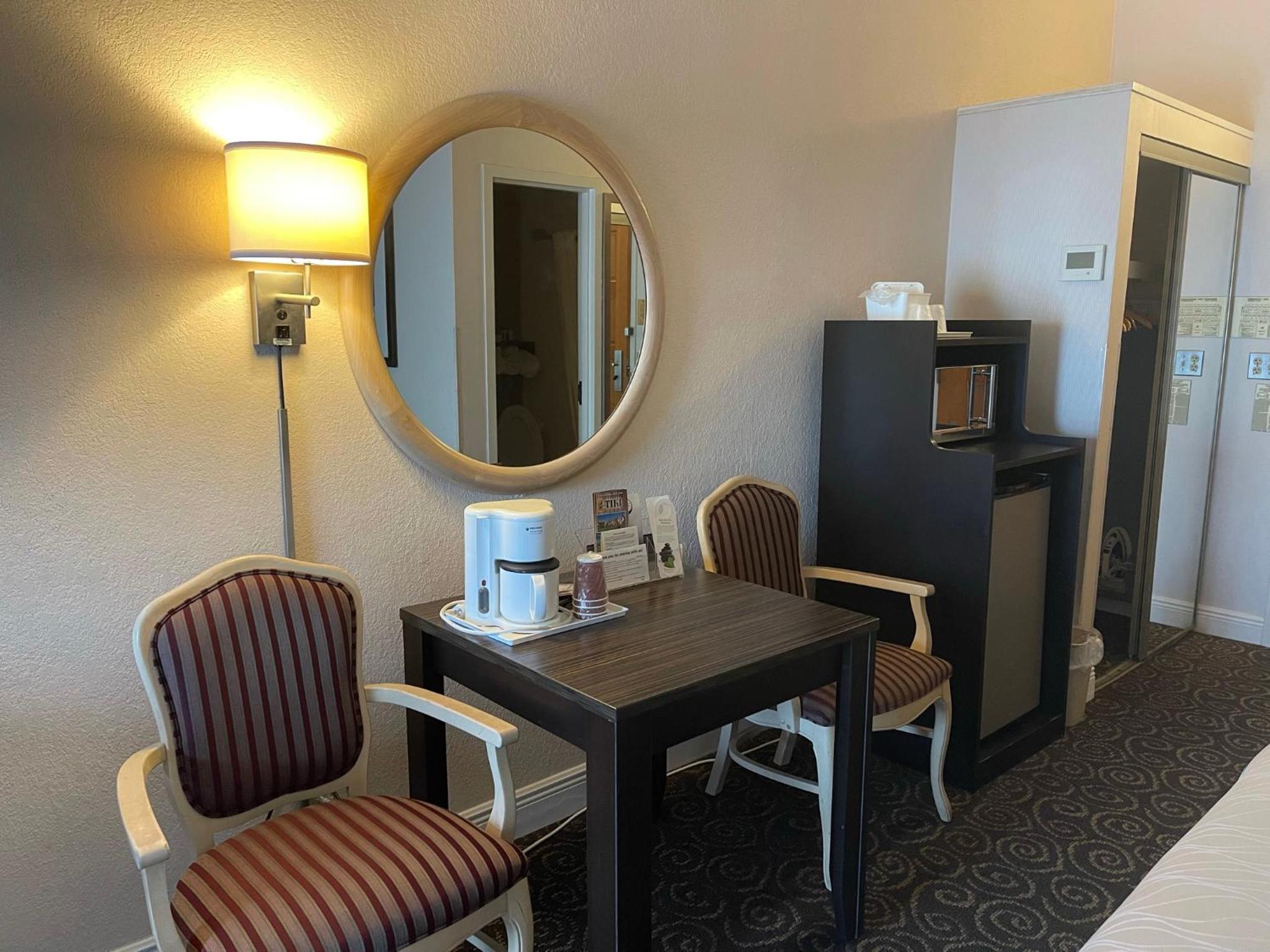 Deluxe Queen Room with Two Queen Beds photo 3