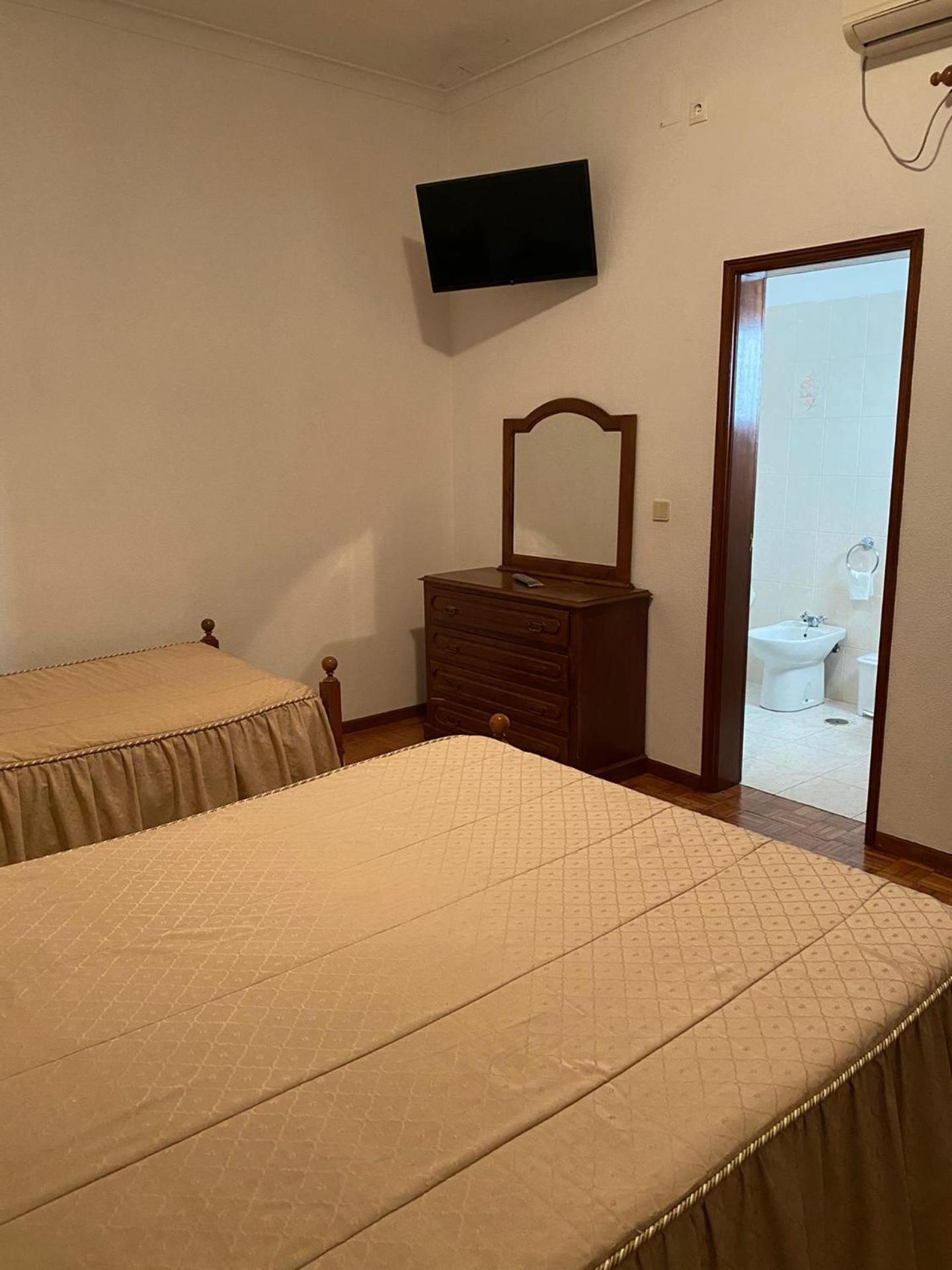 Double or Twin Room with Extra Bed - Photo 17