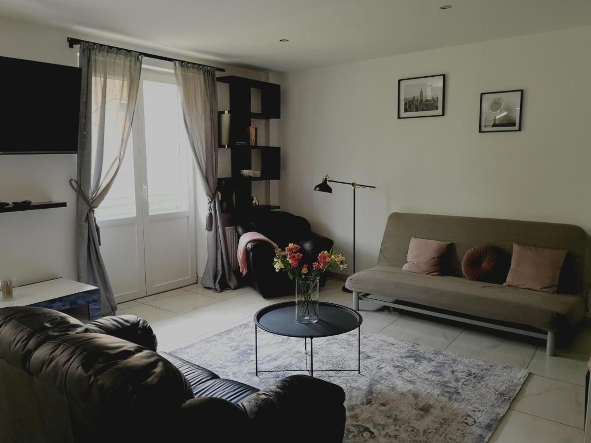 One-Bedroom Apartment - Photo 1