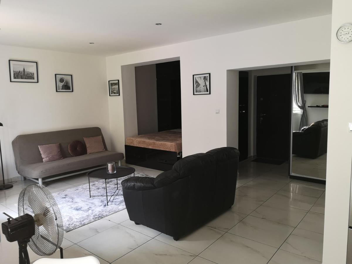 One-Bedroom Apartment - Photo 4