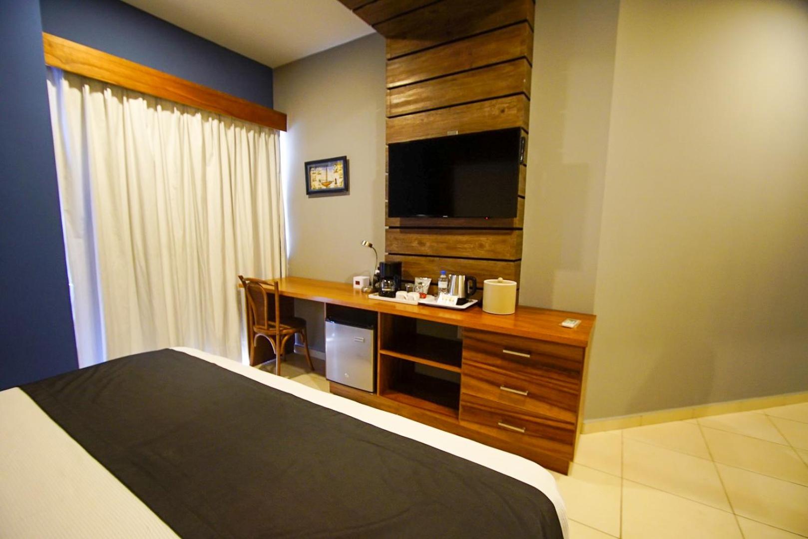 Deluxe King Room with Sofa Bed photo 2