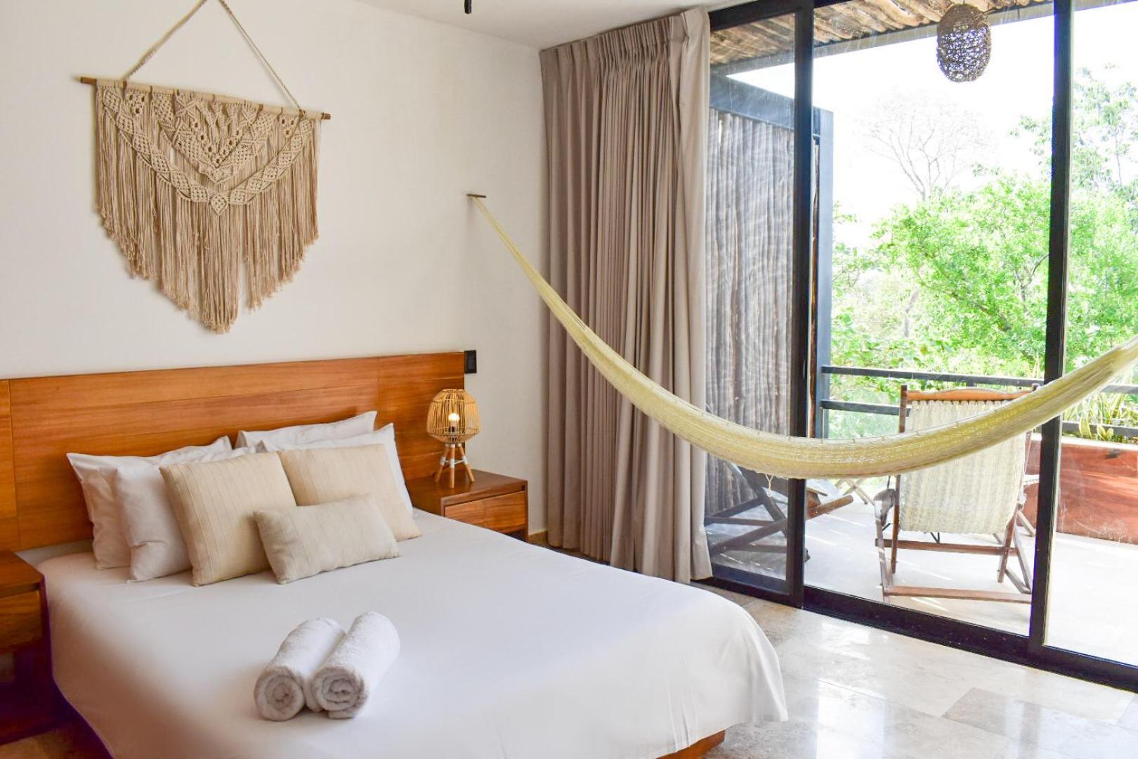 Double Room with Balcony - Photo 11