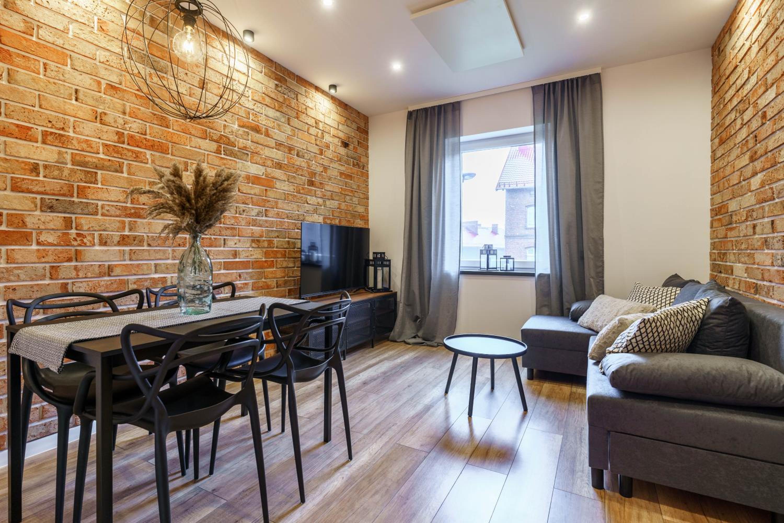 One-Bedroom Apartment - Photo 2