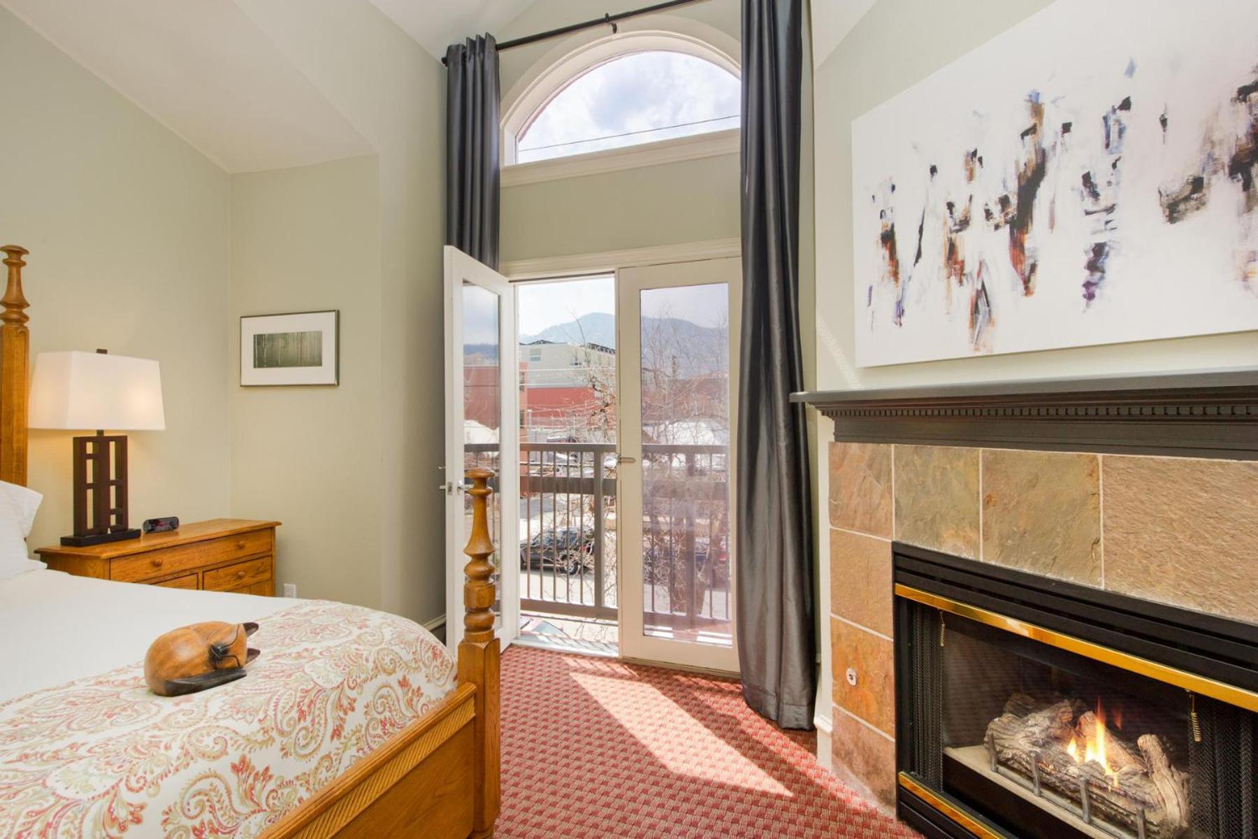 Deluxe King Room - 2nd Floor photo 1