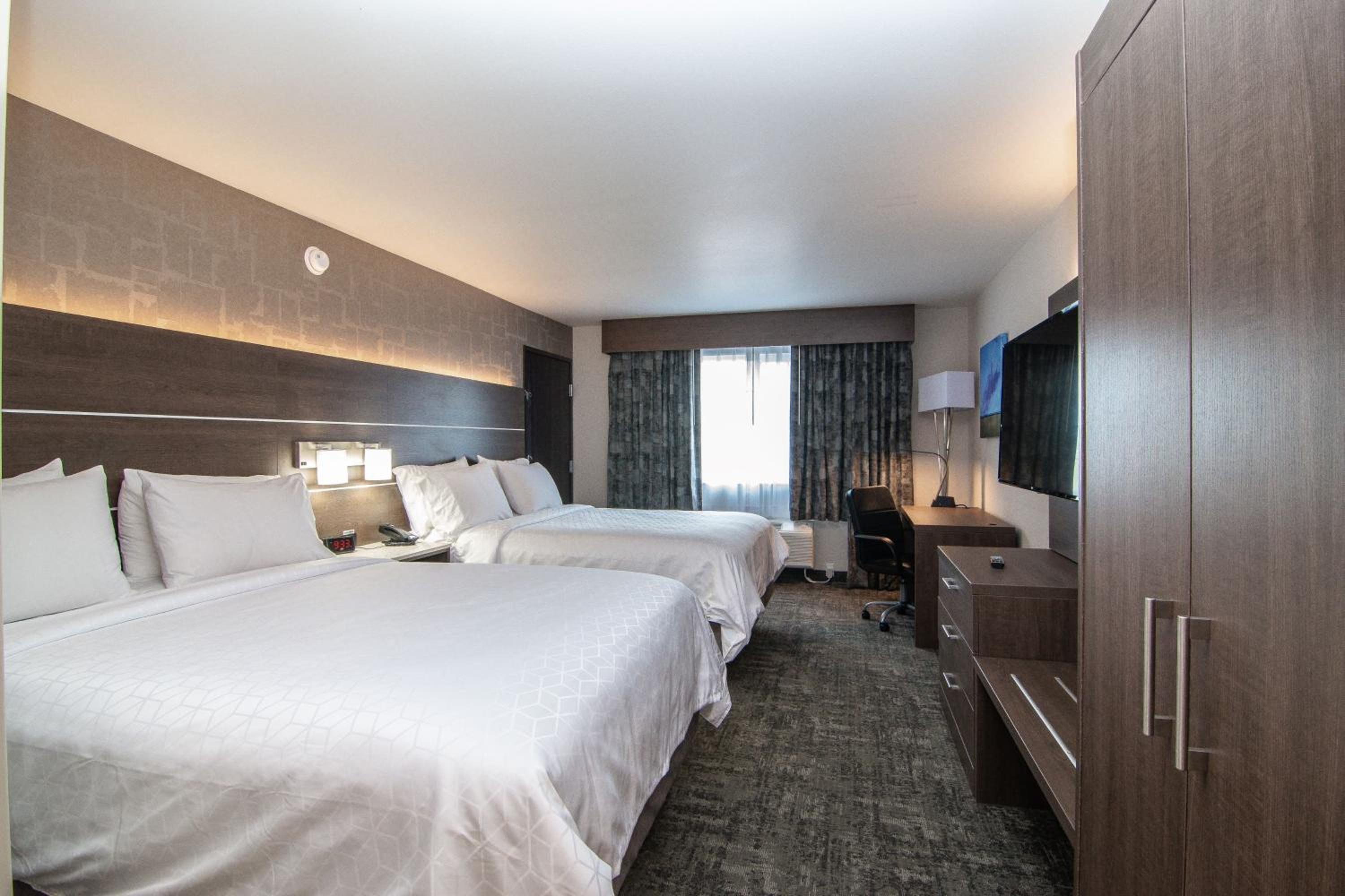 Standard Room with Two Queen Beds - Photo 2