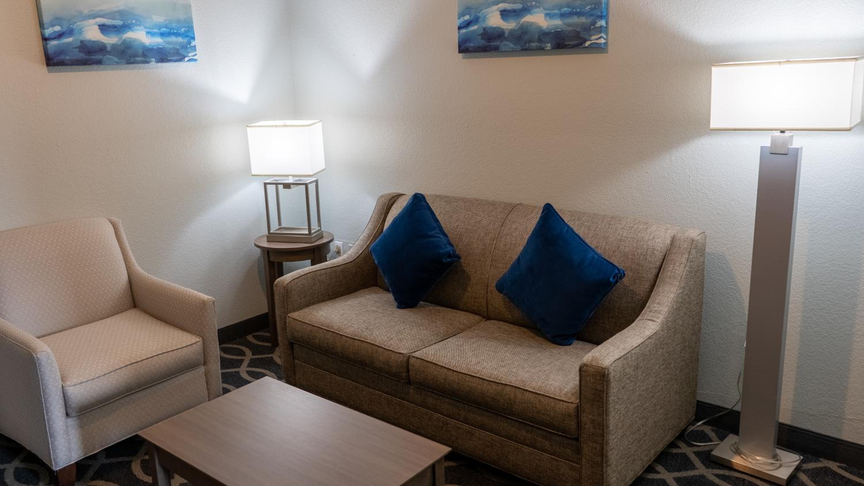 King Room - Non-Smoking - Photo 5