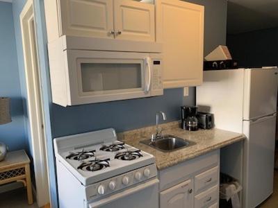 Deluxe Room with Kitchenette - Photo 9