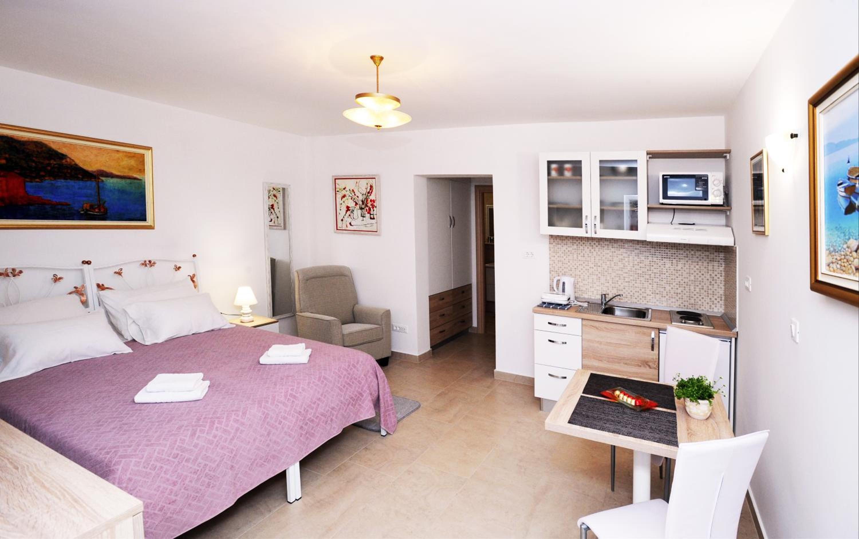 Deluxe Studio Apartment with Terrace and Sea View
