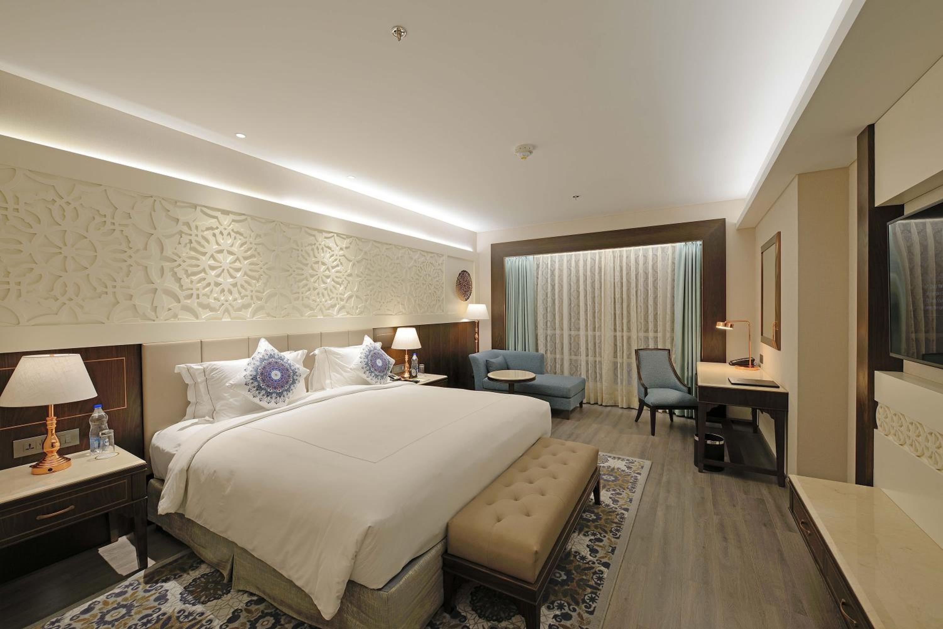 Deluxe Room King Bed - Photo 4