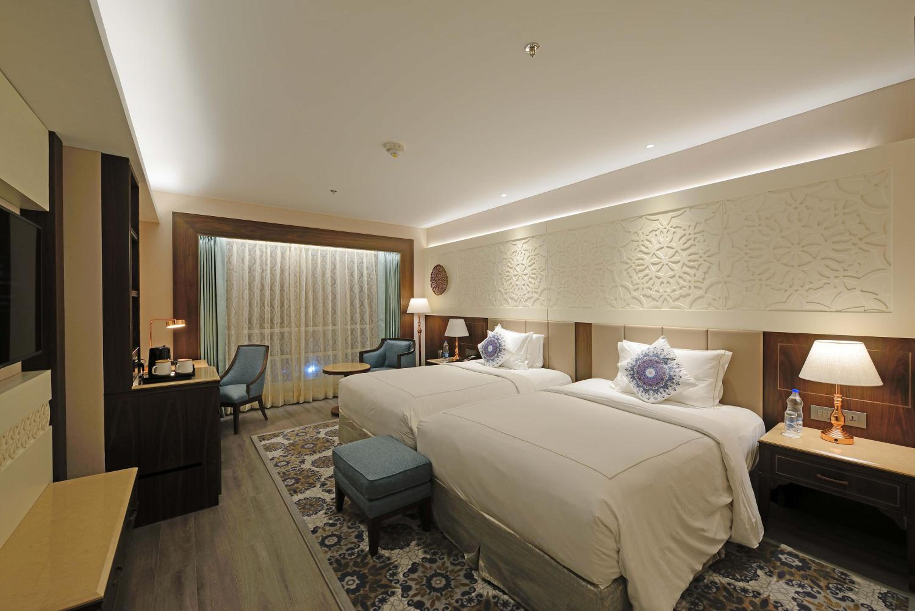 Deluxe Room Twin Bed - Photo 4