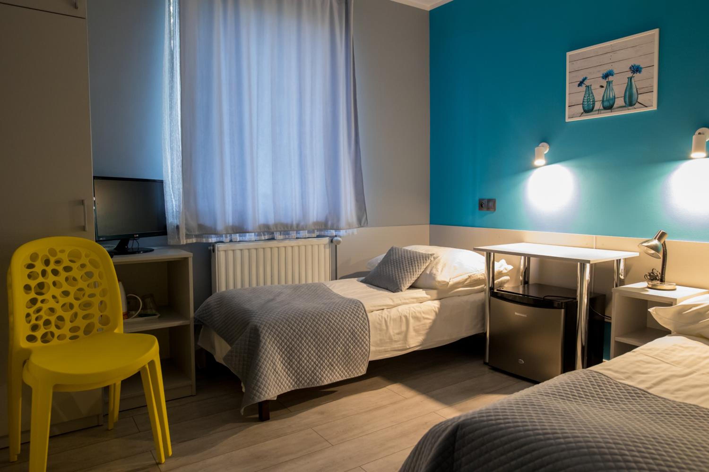 Small Twin Room - Photo 3