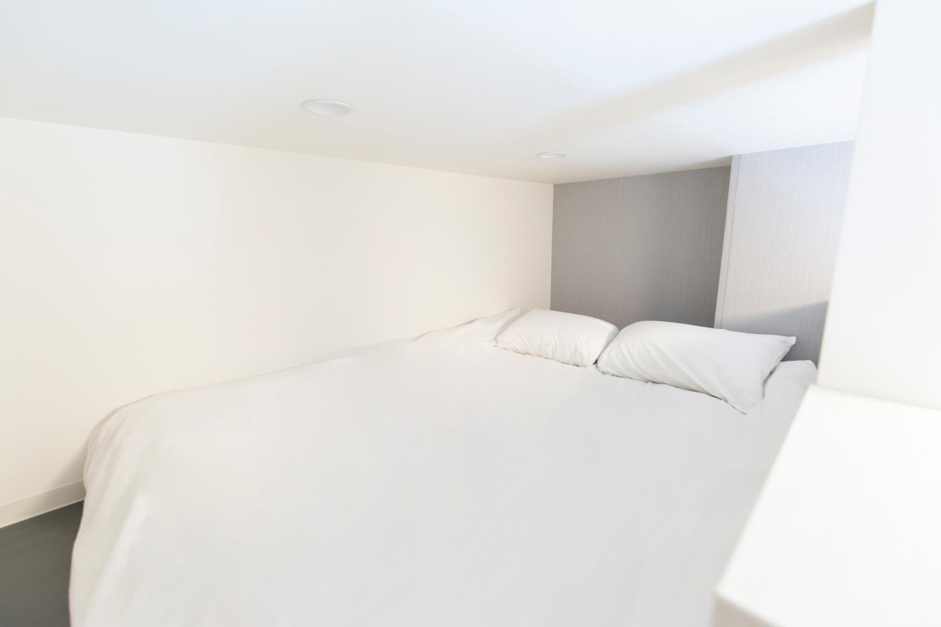 Small Double Room (Loft Bed Layout) - Non-Smoking photo 3