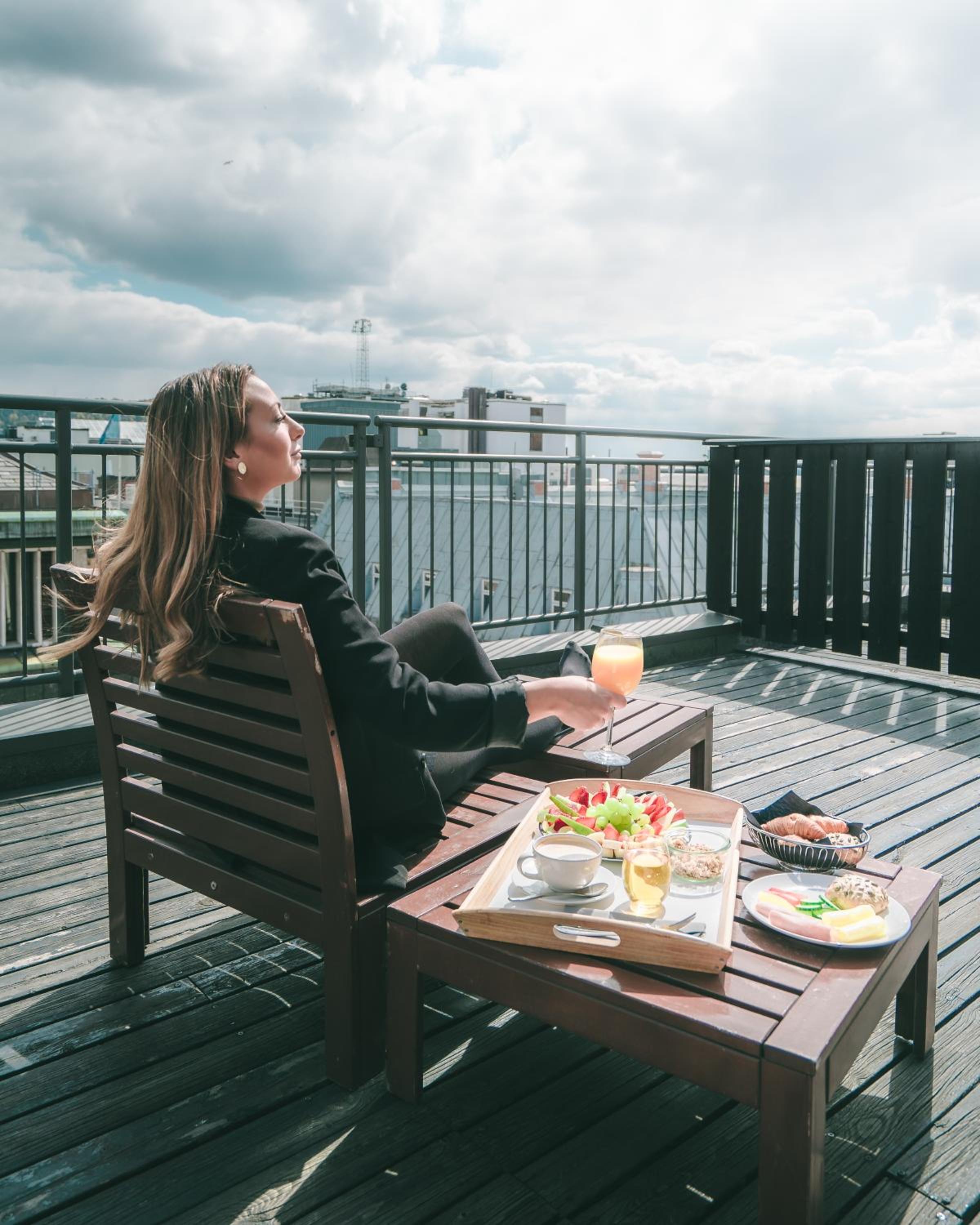 Queen loft terrace thumbnail 5