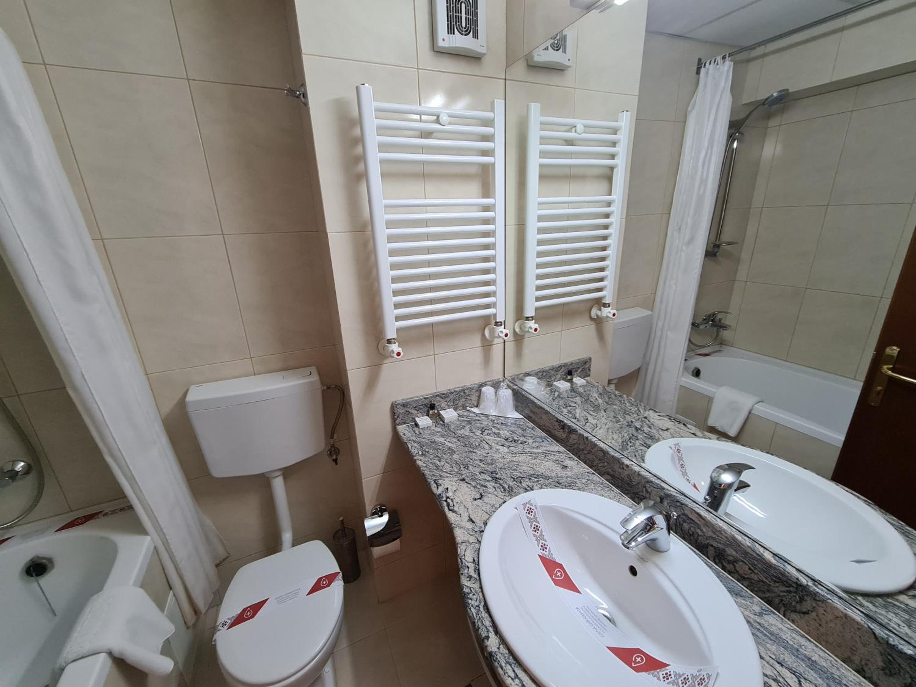 Double Room - Photo 2