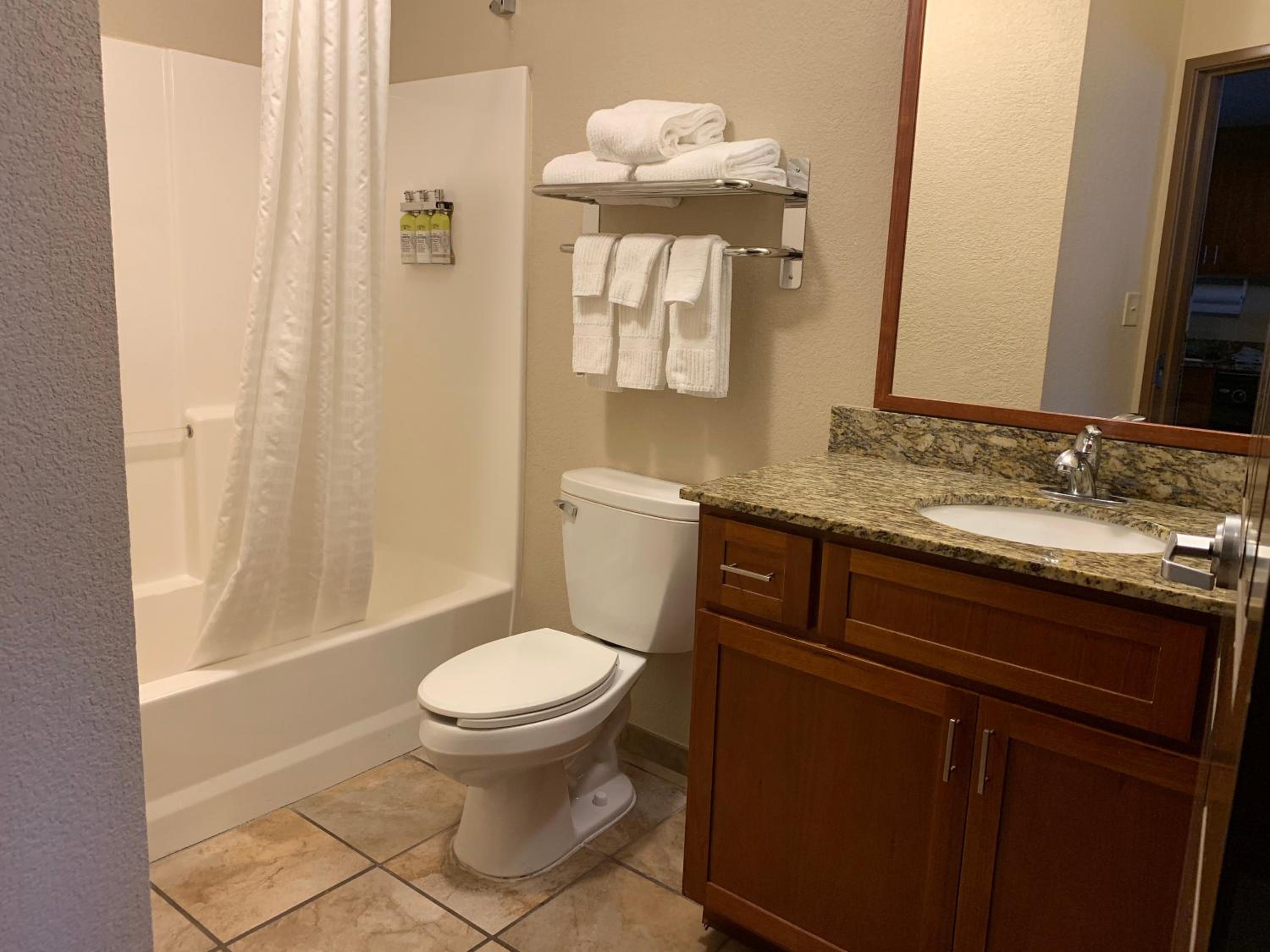Queen Studio Suite - Photo 4