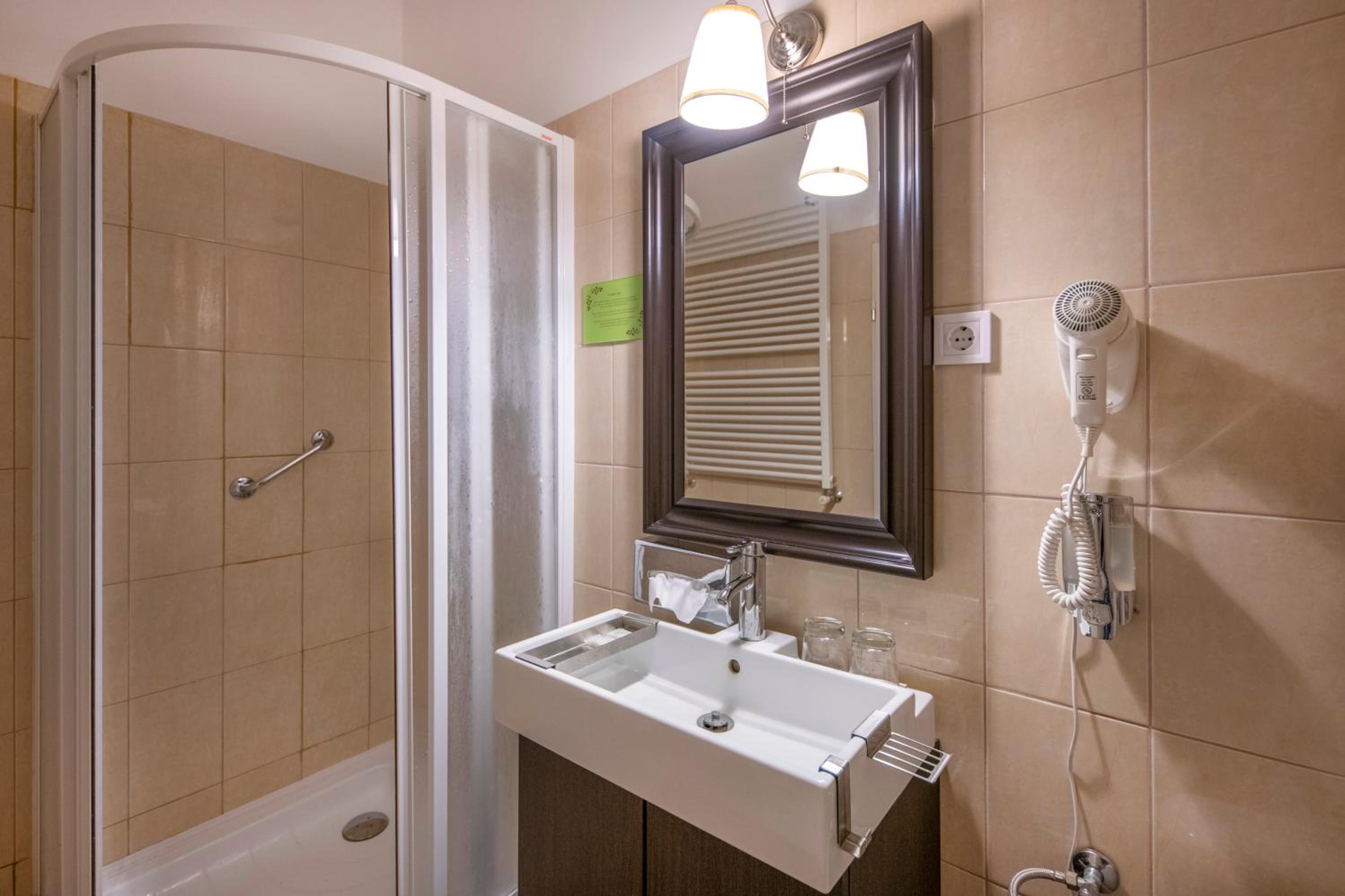 Double Room - Photo 6