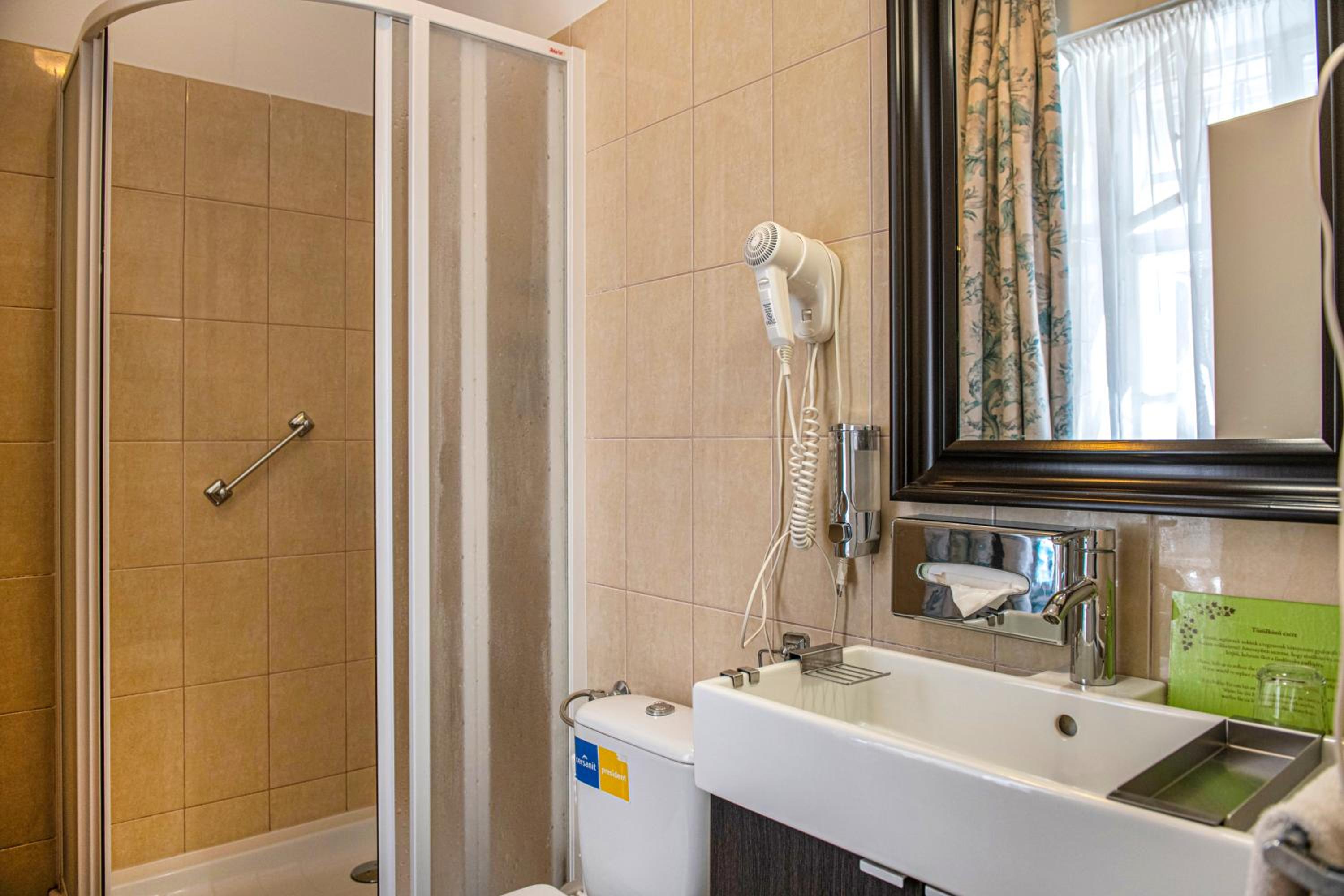 Standard Queen Room - Photo 7