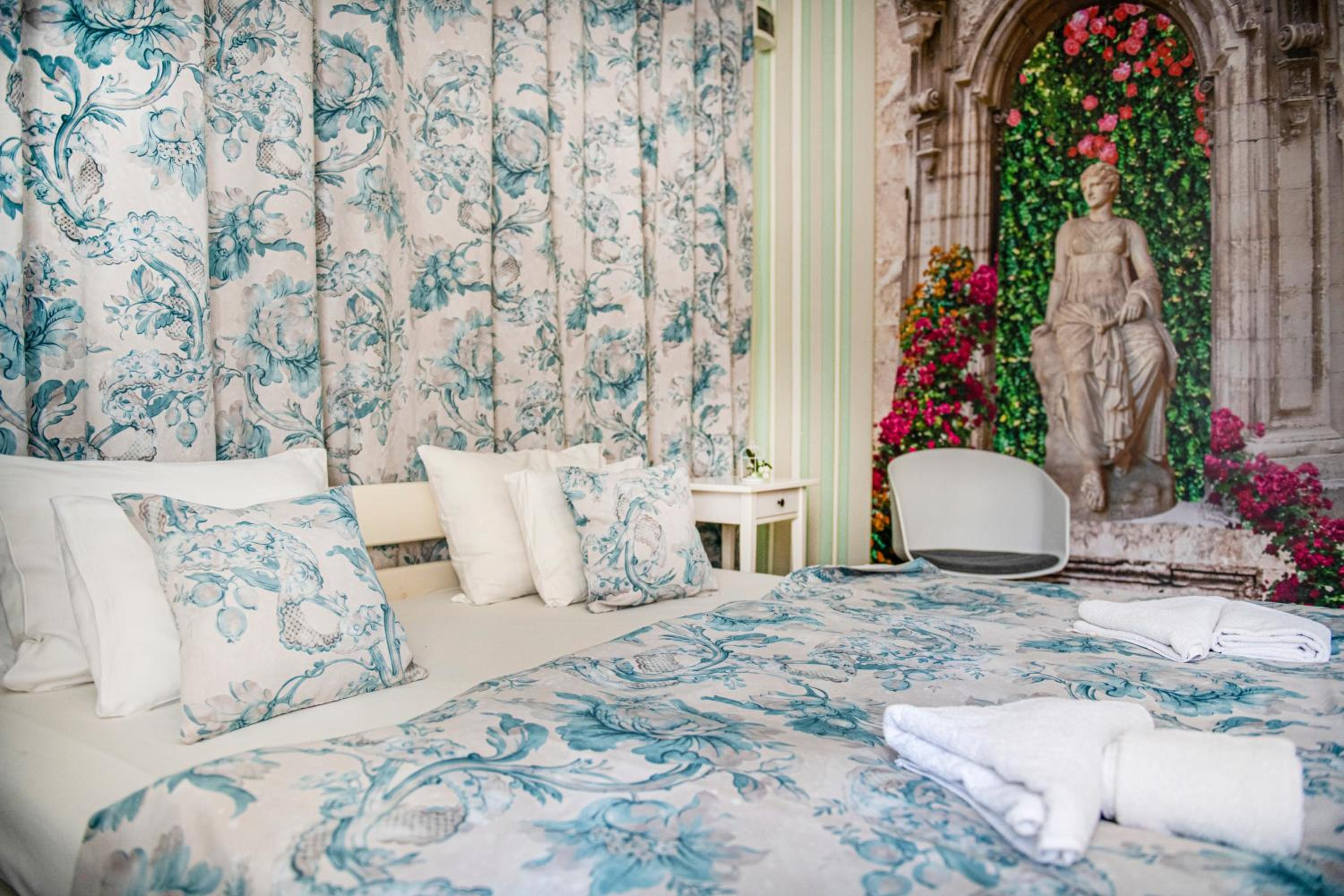 Standard Queen Room - Photo 10