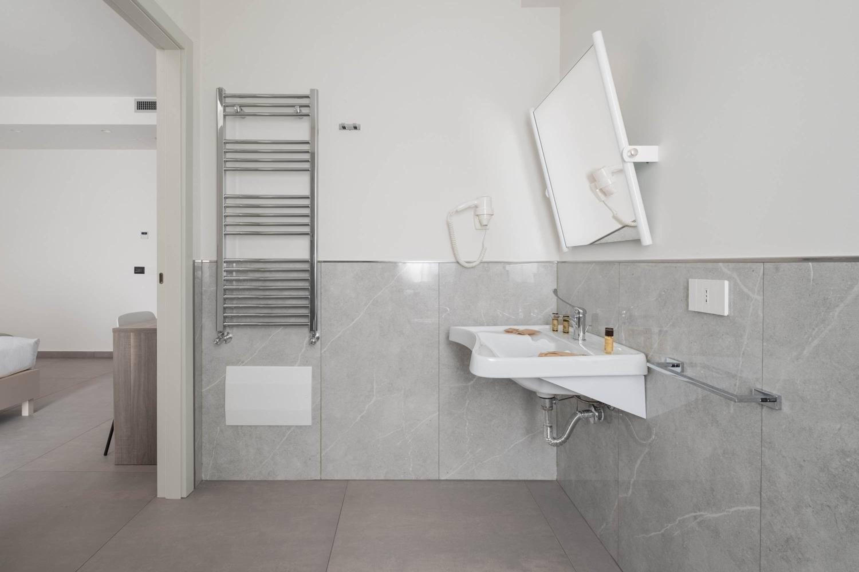 Double or Twin Room - Disability Access - Photo 9