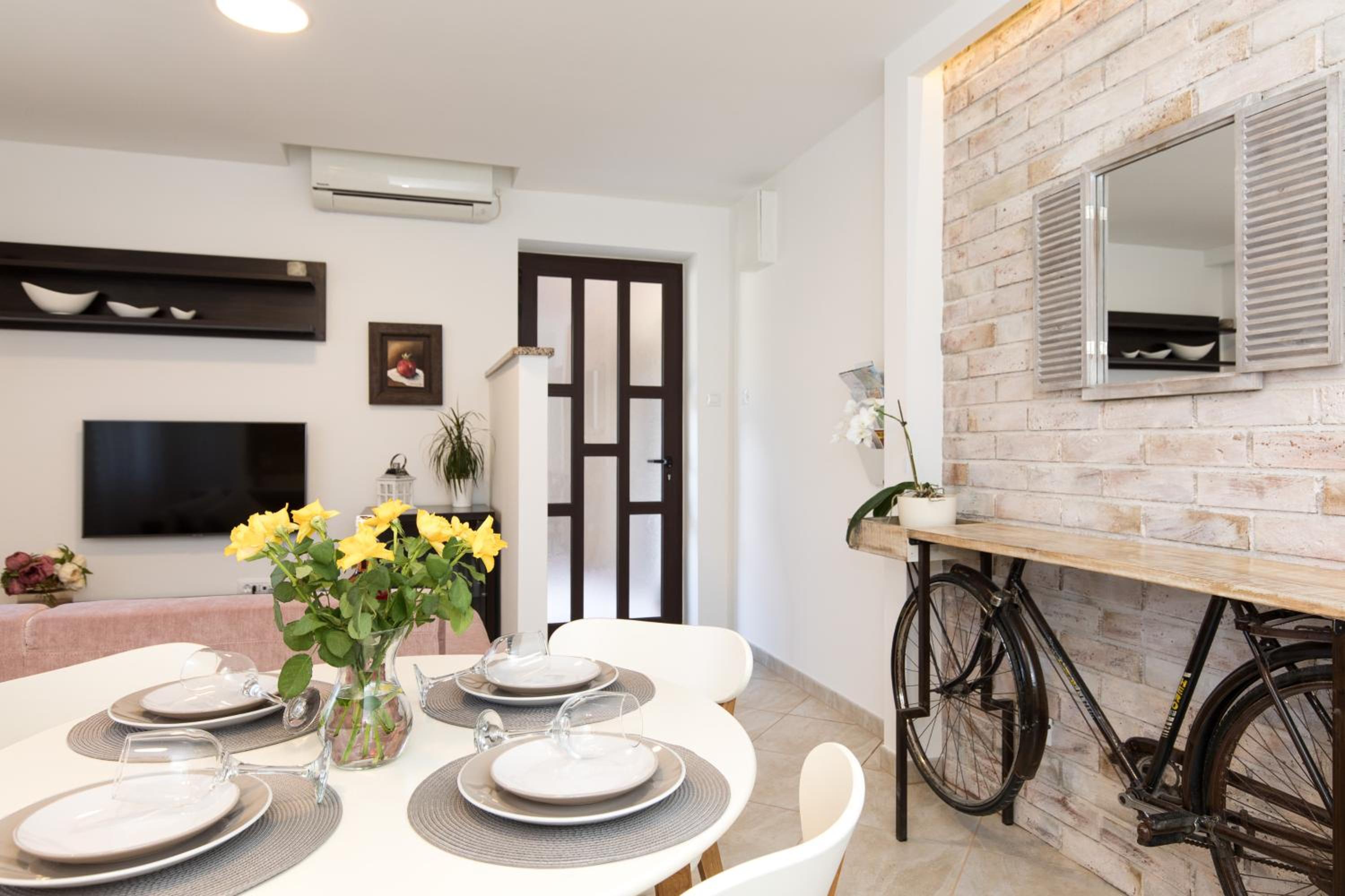 Apartment with Terrace - Photo 10